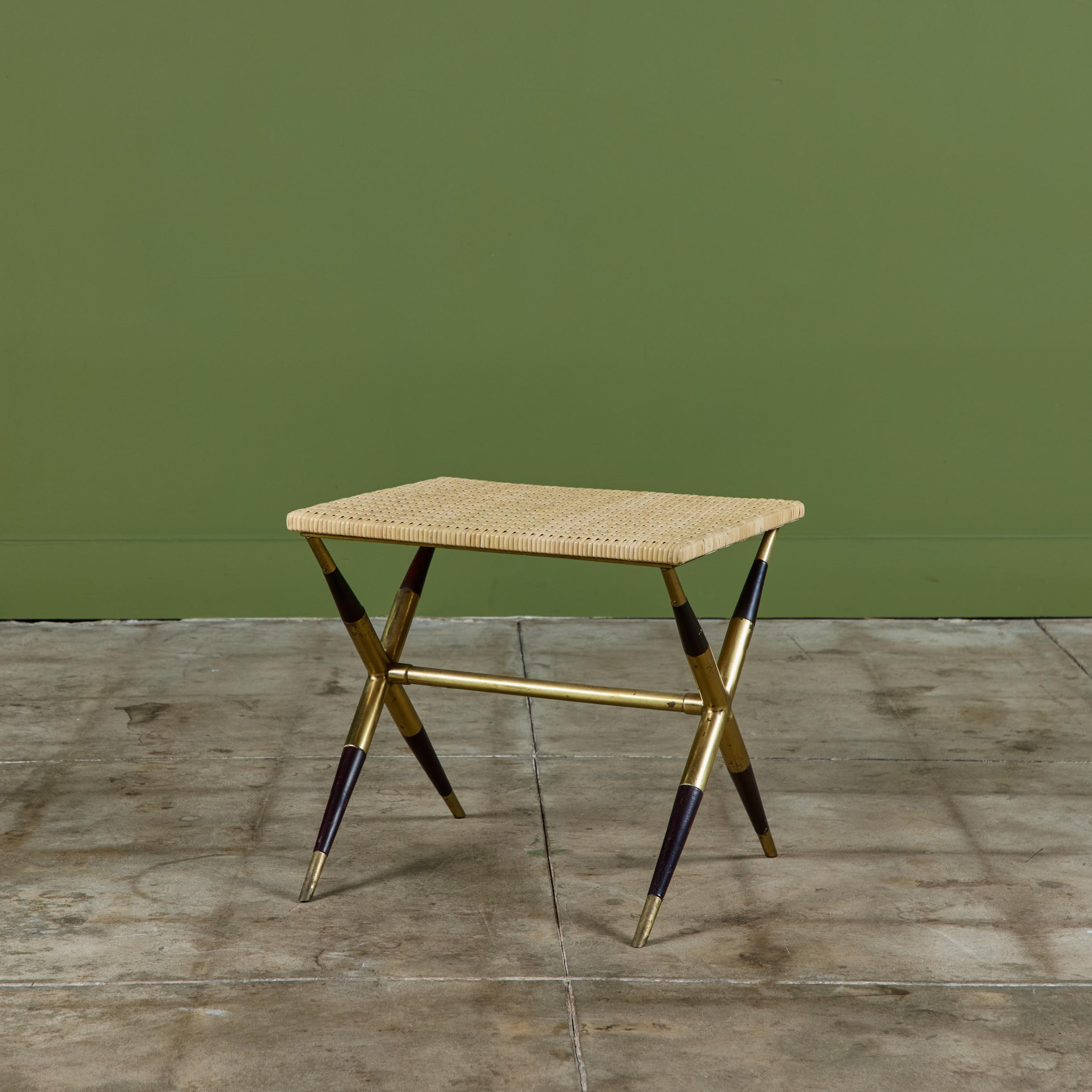 Ébénisé Table d'appoint italienne à plateau en rotin en vente