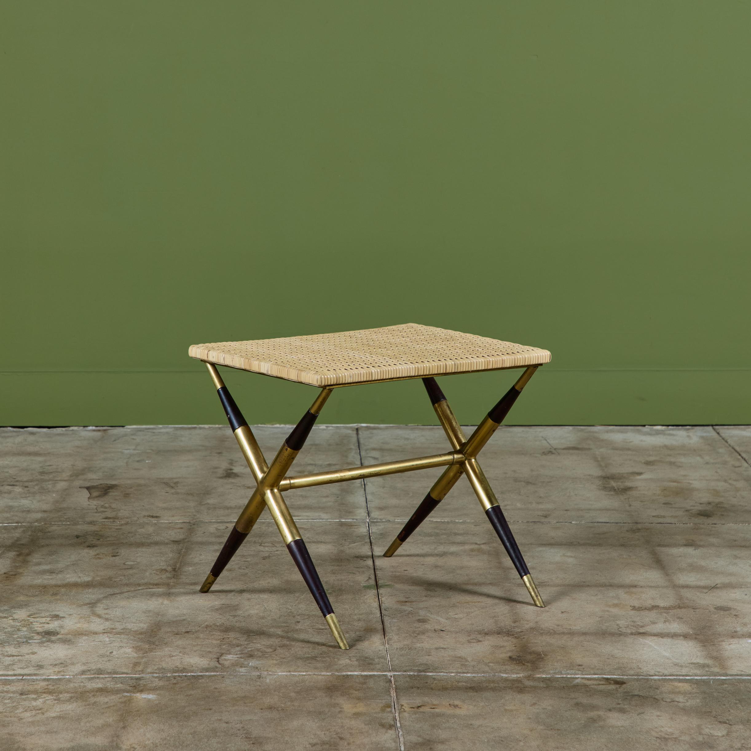20ième siècle Table d'appoint italienne à plateau en rotin en vente