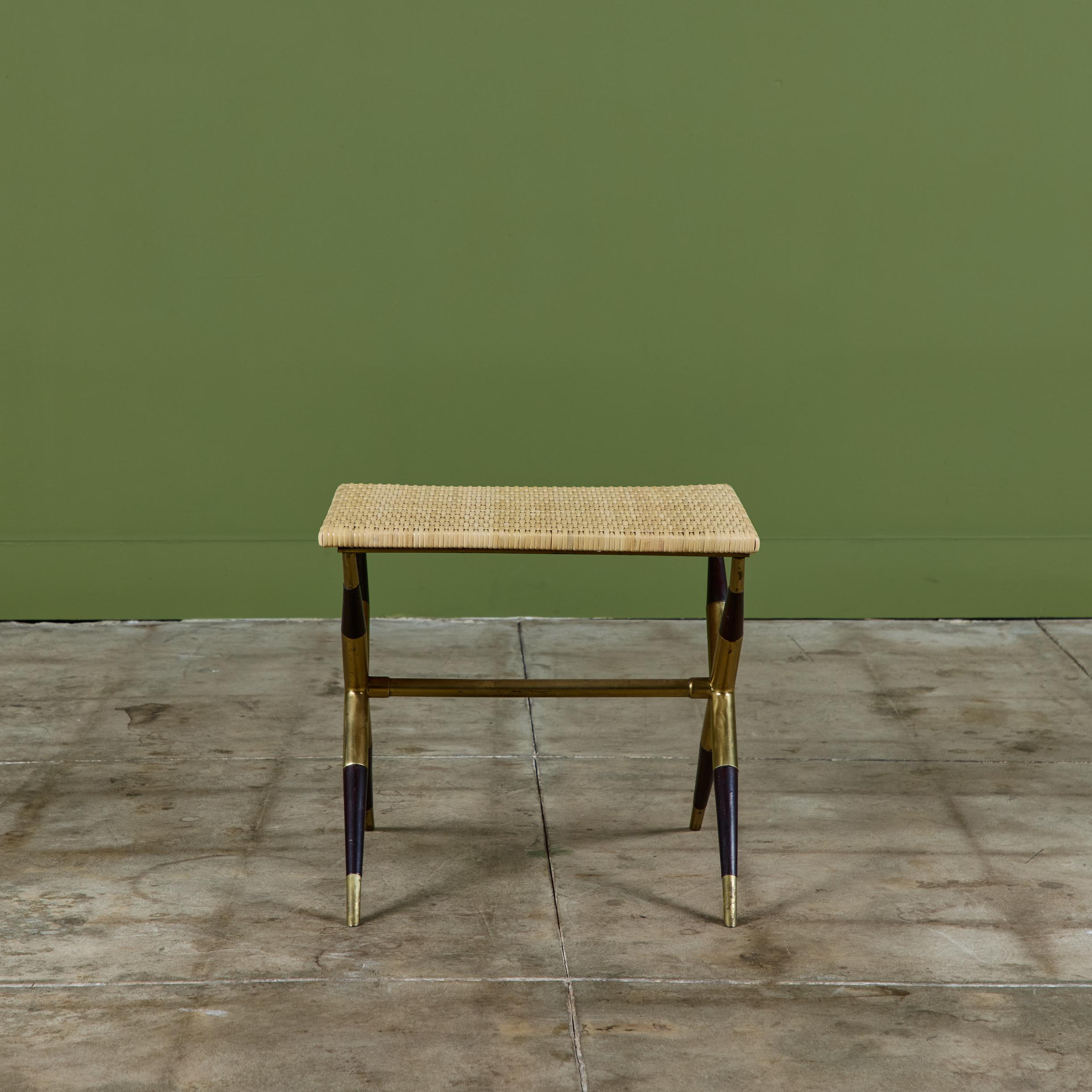 Laiton Table d'appoint italienne à plateau en rotin en vente