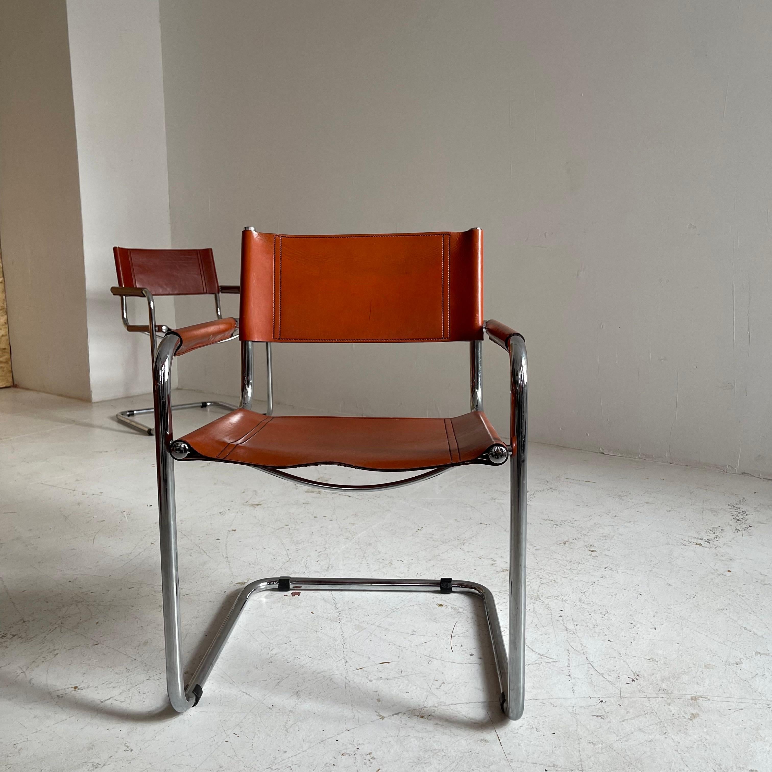 Freitragende italienische Stühle aus gebranntem orangefarbenem Leder, Italien 1970 4