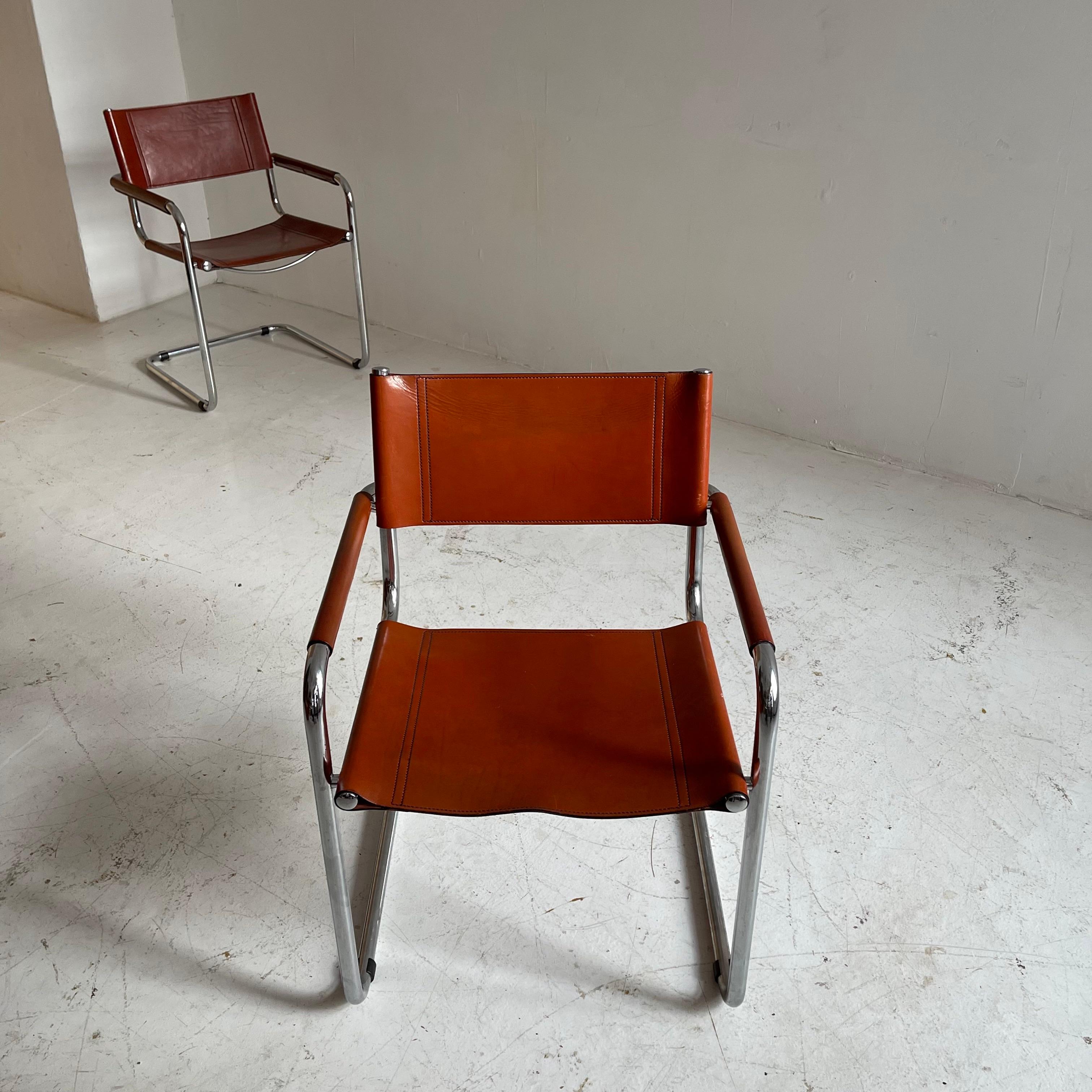 Freitragende italienische Stühle aus gebranntem orangefarbenem Leder, Italien 1970 5