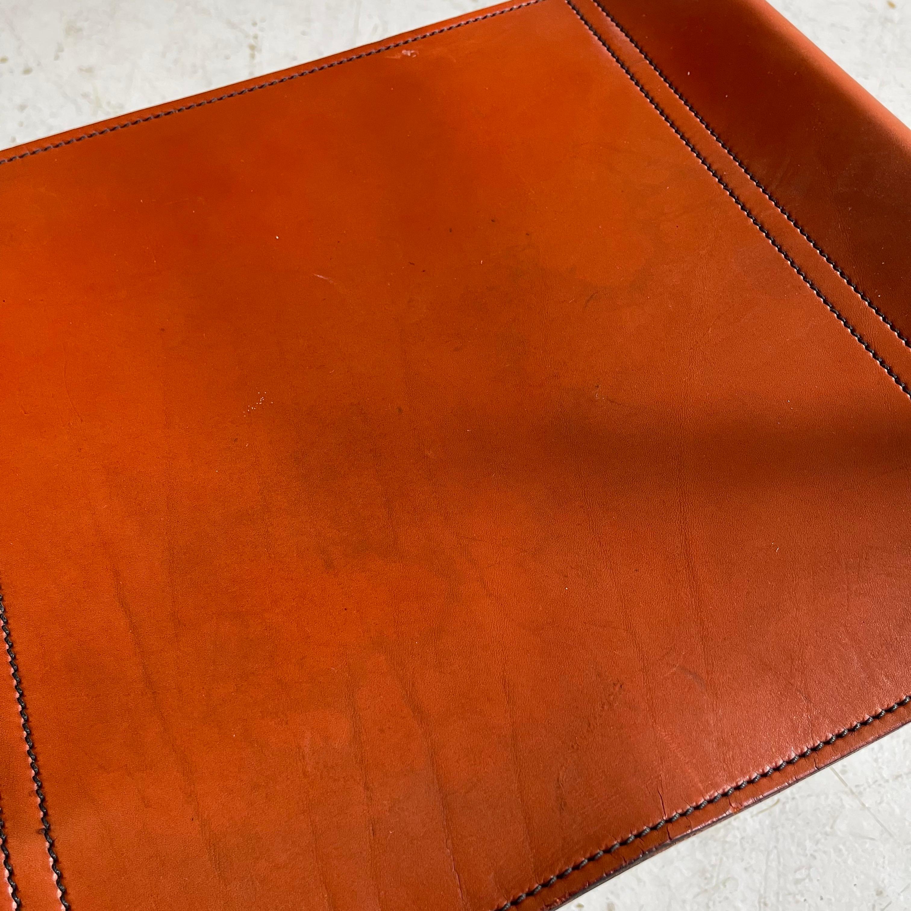 Freitragende italienische Stühle aus gebranntem orangefarbenem Leder, Italien 1970 6