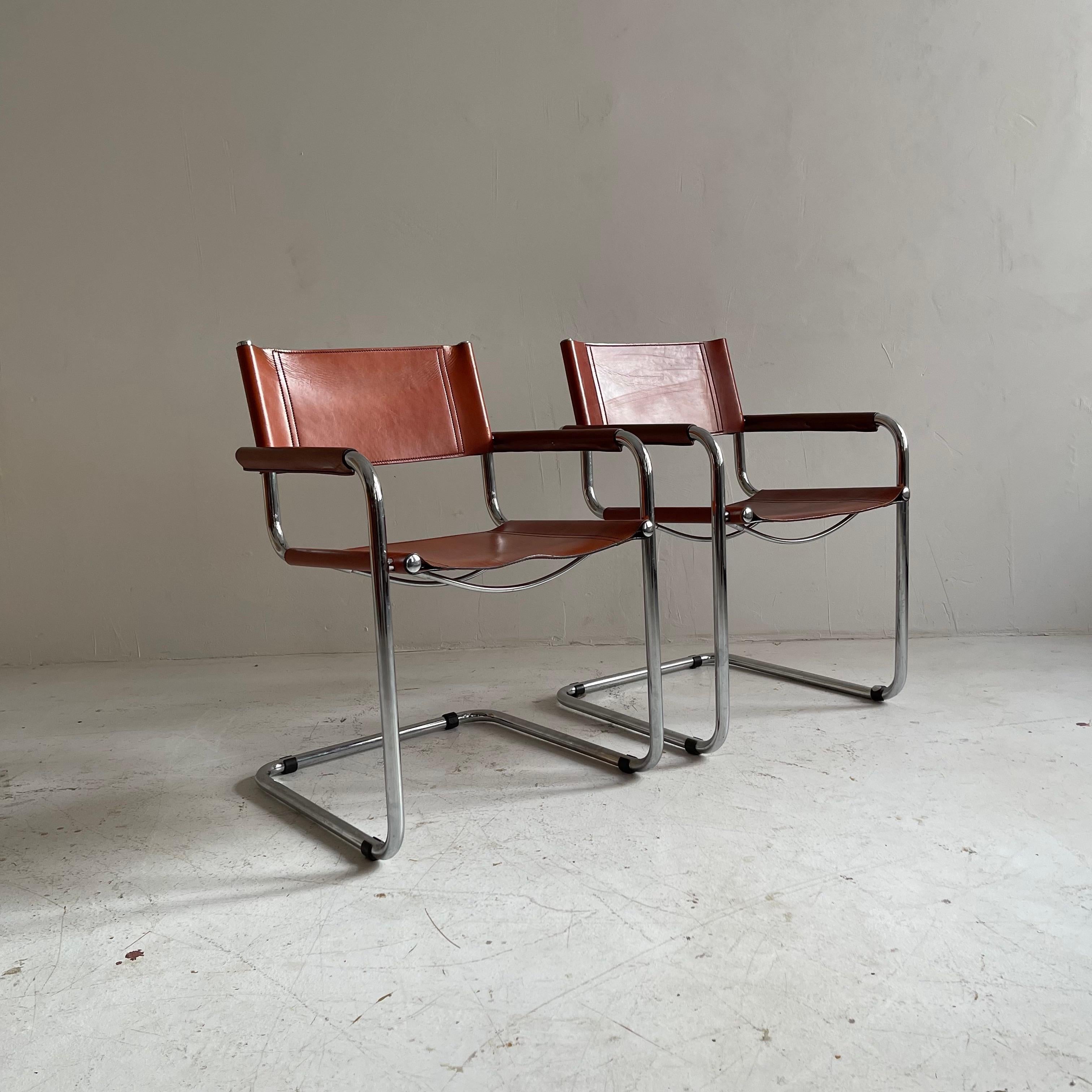 Italienische Freischwinger Stühle aus orangefarbenem Leder, Italien 1970.