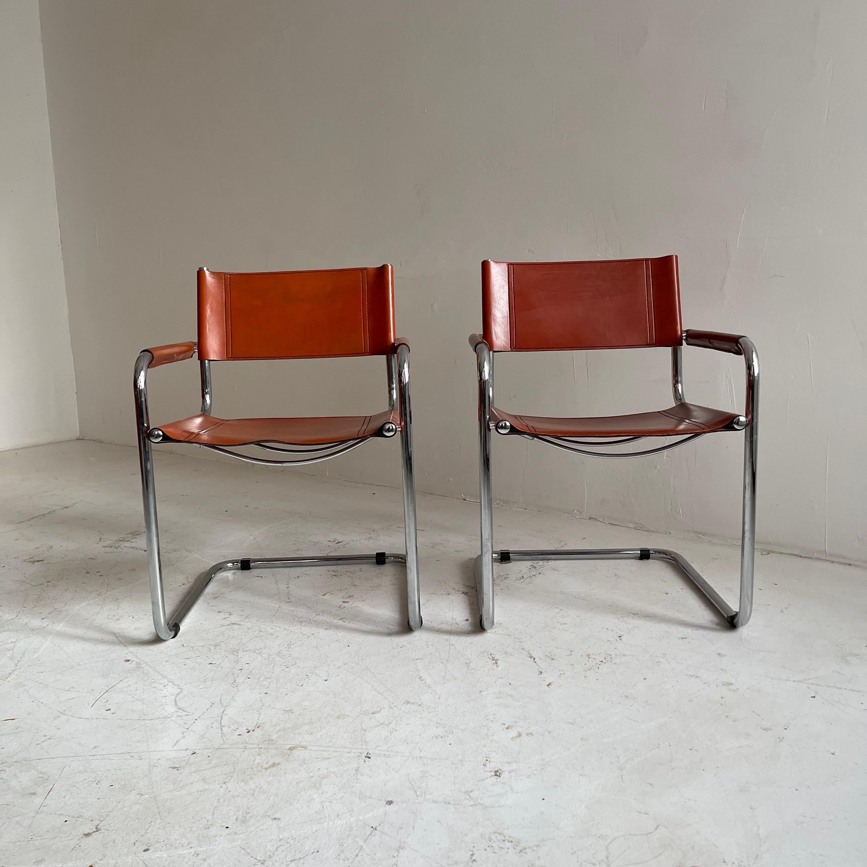 Freitragende italienische Stühle aus gebranntem orangefarbenem Leder, Italien 1970 (Italienisch)