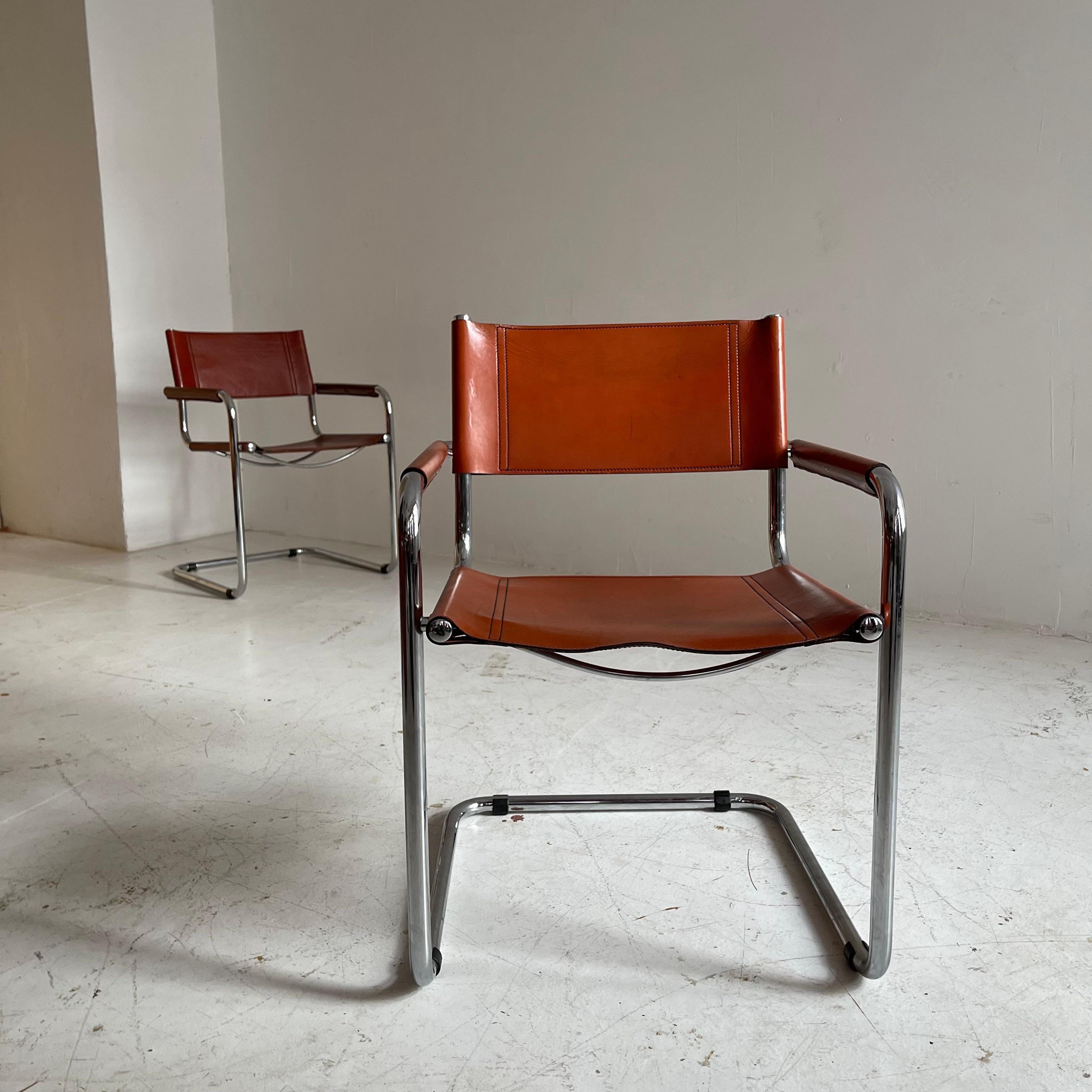 Freitragende italienische Stühle aus gebranntem orangefarbenem Leder, Italien 1970 2