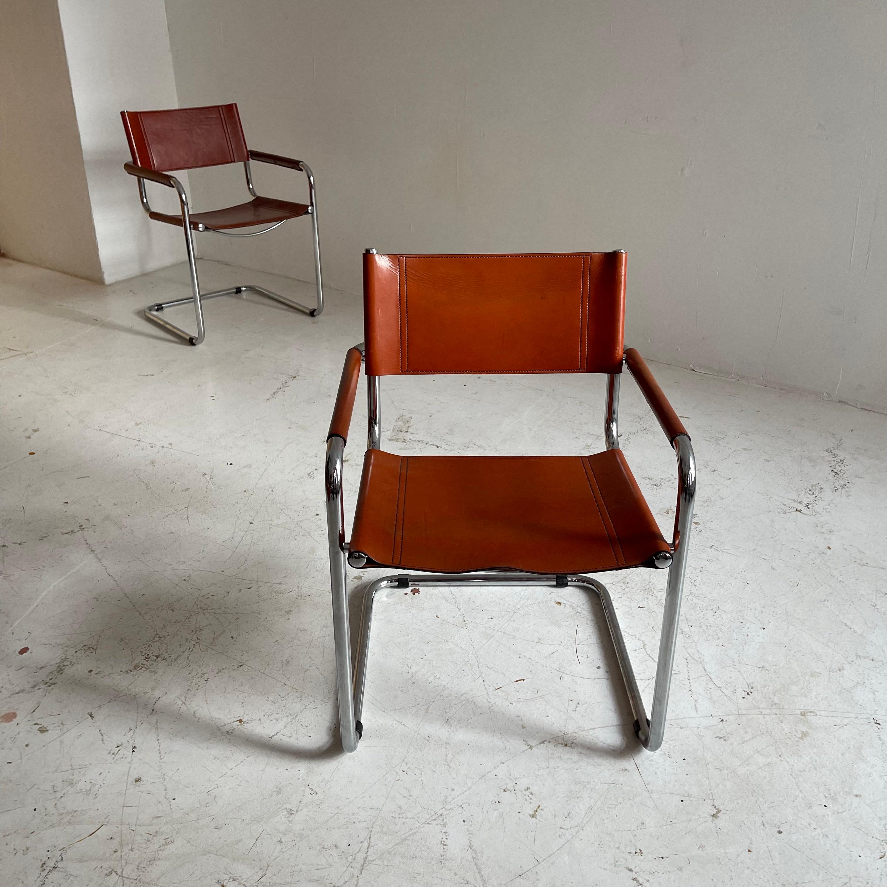 Freitragende italienische Stühle aus gebranntem orangefarbenem Leder, Italien 1970 3