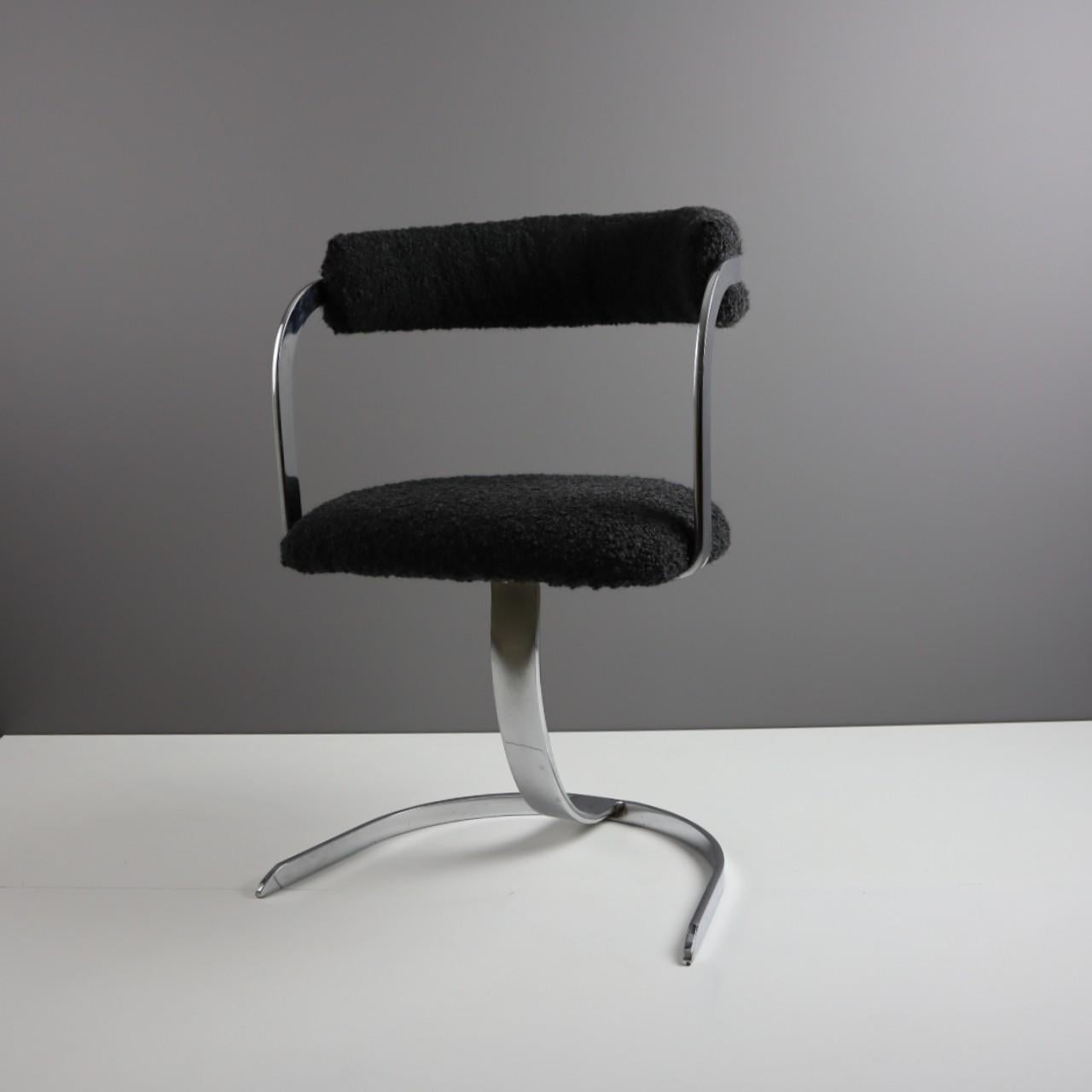 Mid-Century Modern Italian Cantilever Chair with Boucle Fabric For Sale