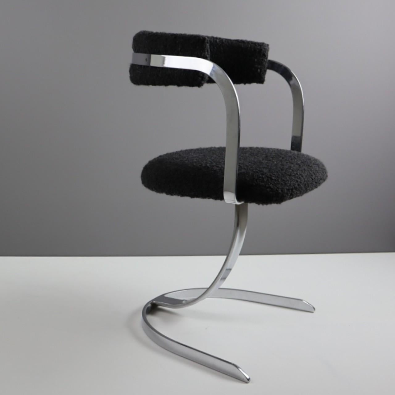 Italian Cantilever Chair with Boucle Fabric In Good Condition For Sale In Stockholm, SE