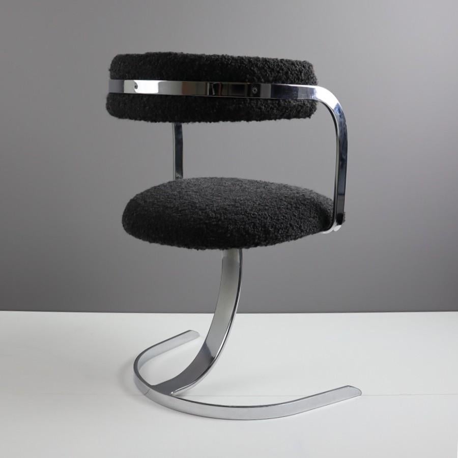 20th Century Italian Cantilever Chair with Boucle Fabric For Sale