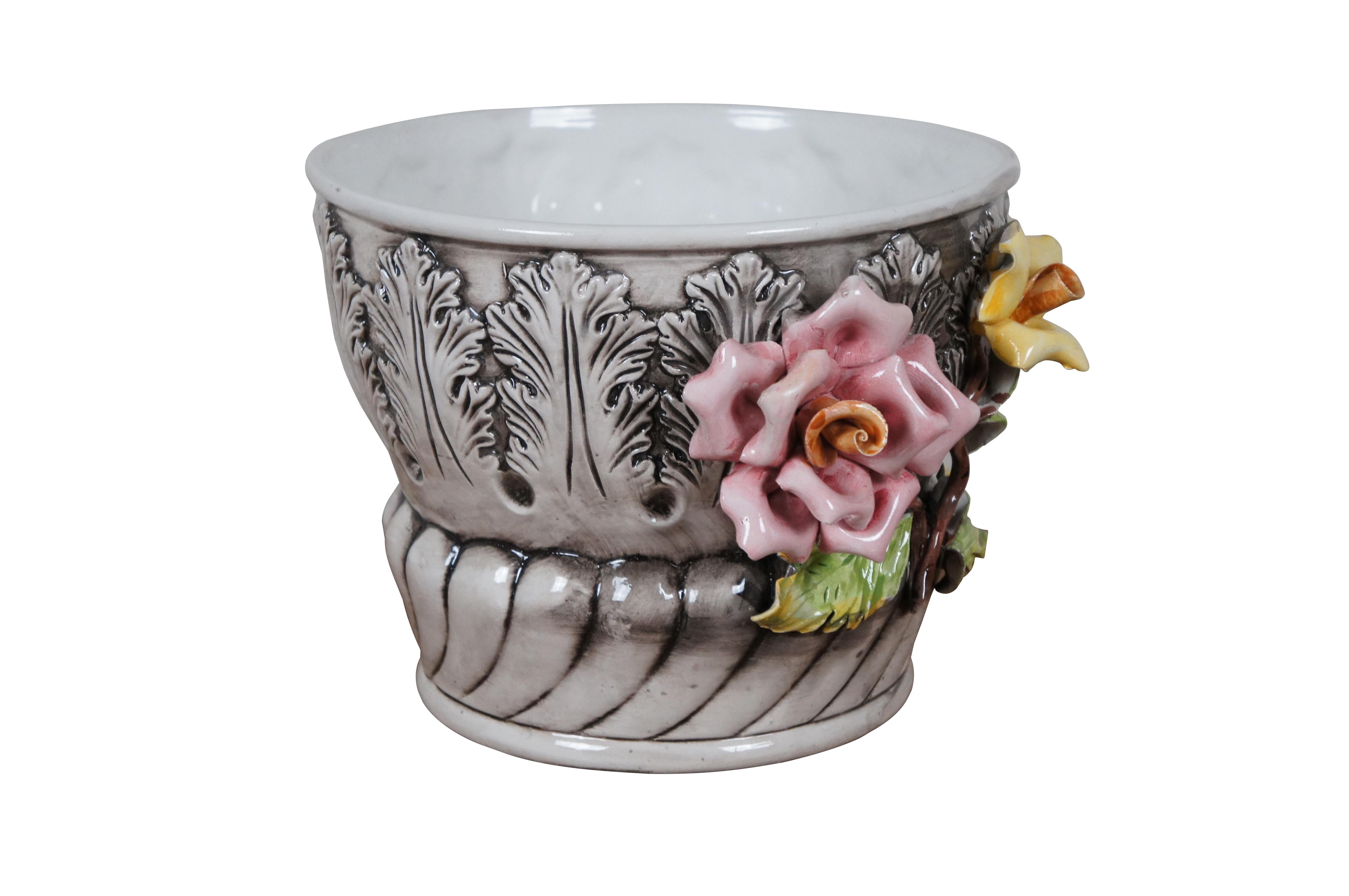Jardinière en porcelaine de Capodimonte du milieu à la fin du 20e siècle, de forme ronde avec une base effilée en corde torsadée et un motif de feuilles d'acanthe sur les côtés, émaillée dans un gris doux, agrémentée de tiges tridimensionnelles de