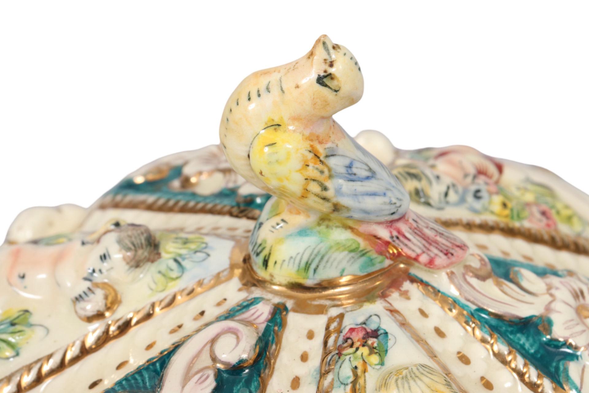Bol à couvercle en céramique italienne de style Capodimonte Bon état - En vente à Bradenton, FL