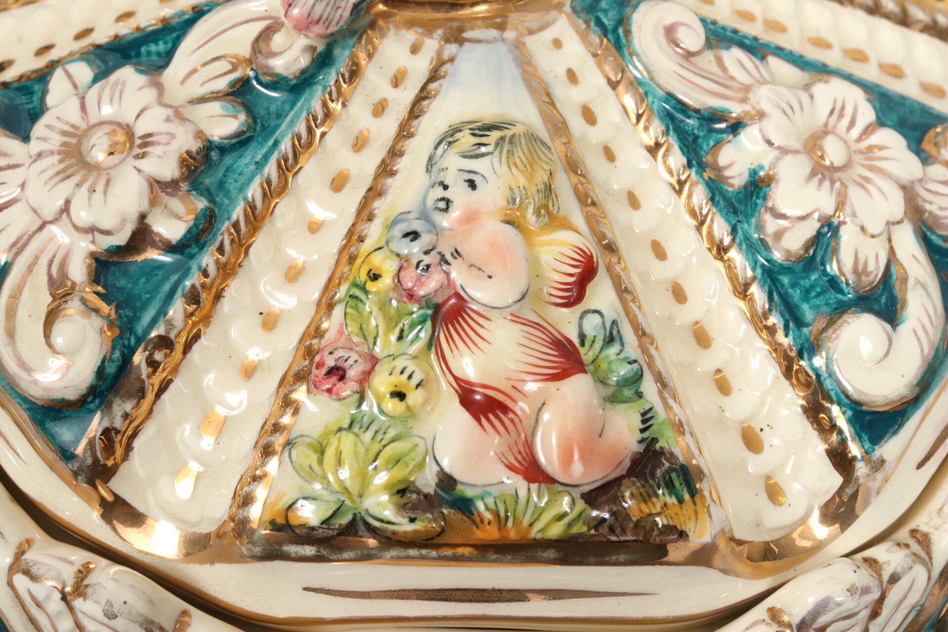 Italienische Schale mit Deckel aus Keramik im Capodimonte-Stil im Angebot 1