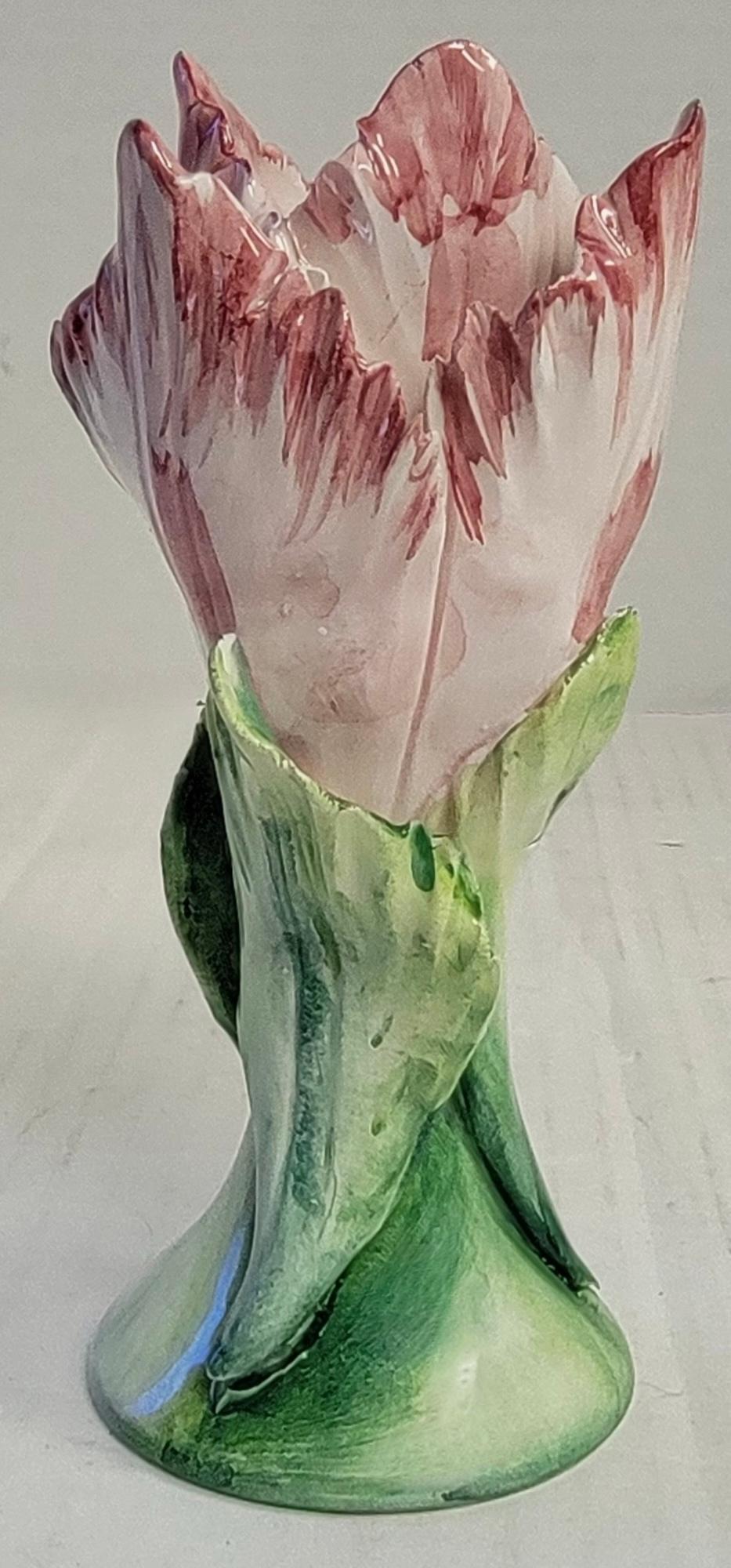 Voici un joli ensemble de trois figurines de tulipes en porcelaine italienne peintes à la main par Chelsea House. Ils sont en très bon état, et ils sont marqués.