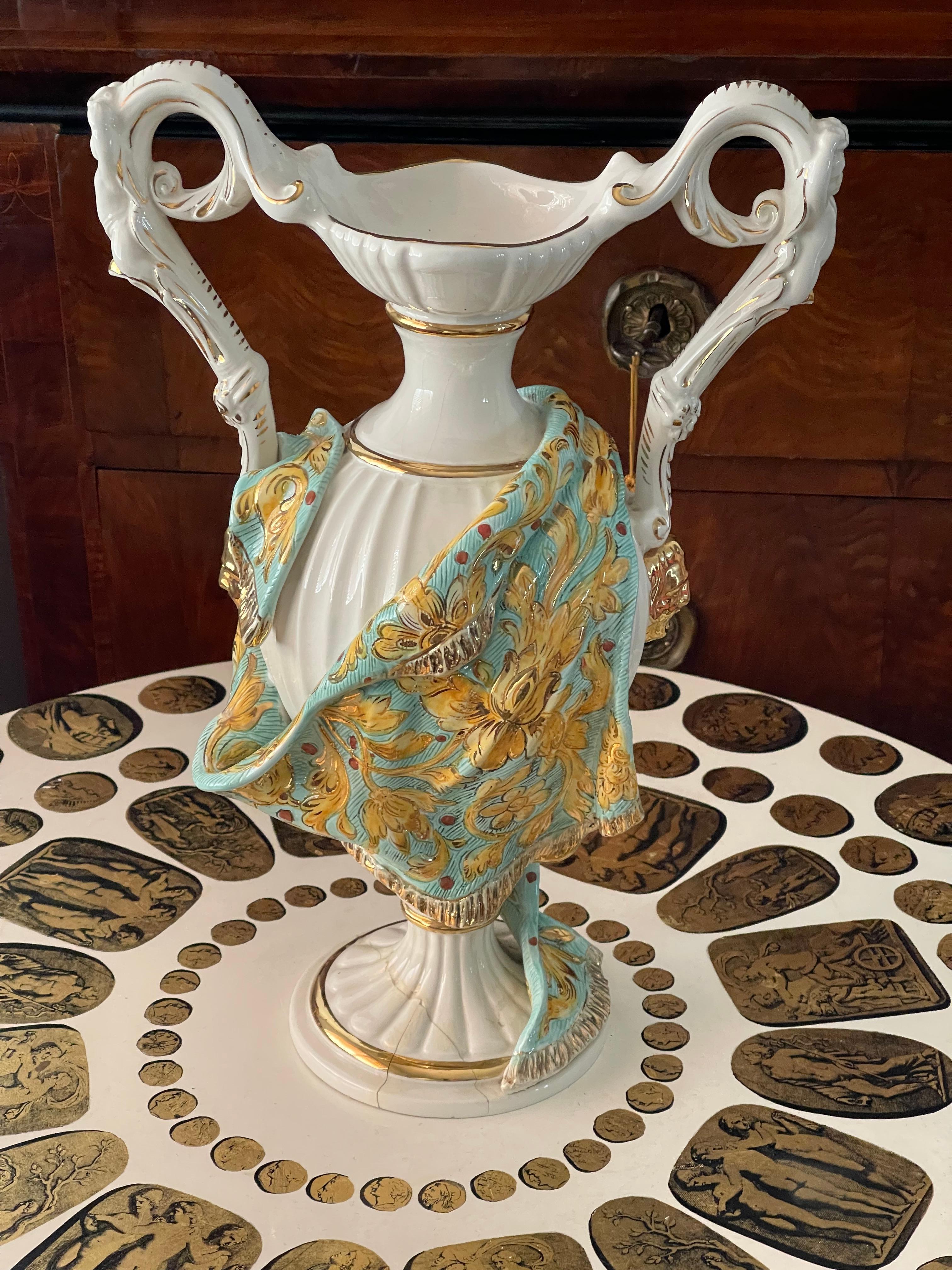 Neoclassico Vaso italiano di Capodimonte con chetubini e leoni in vendita