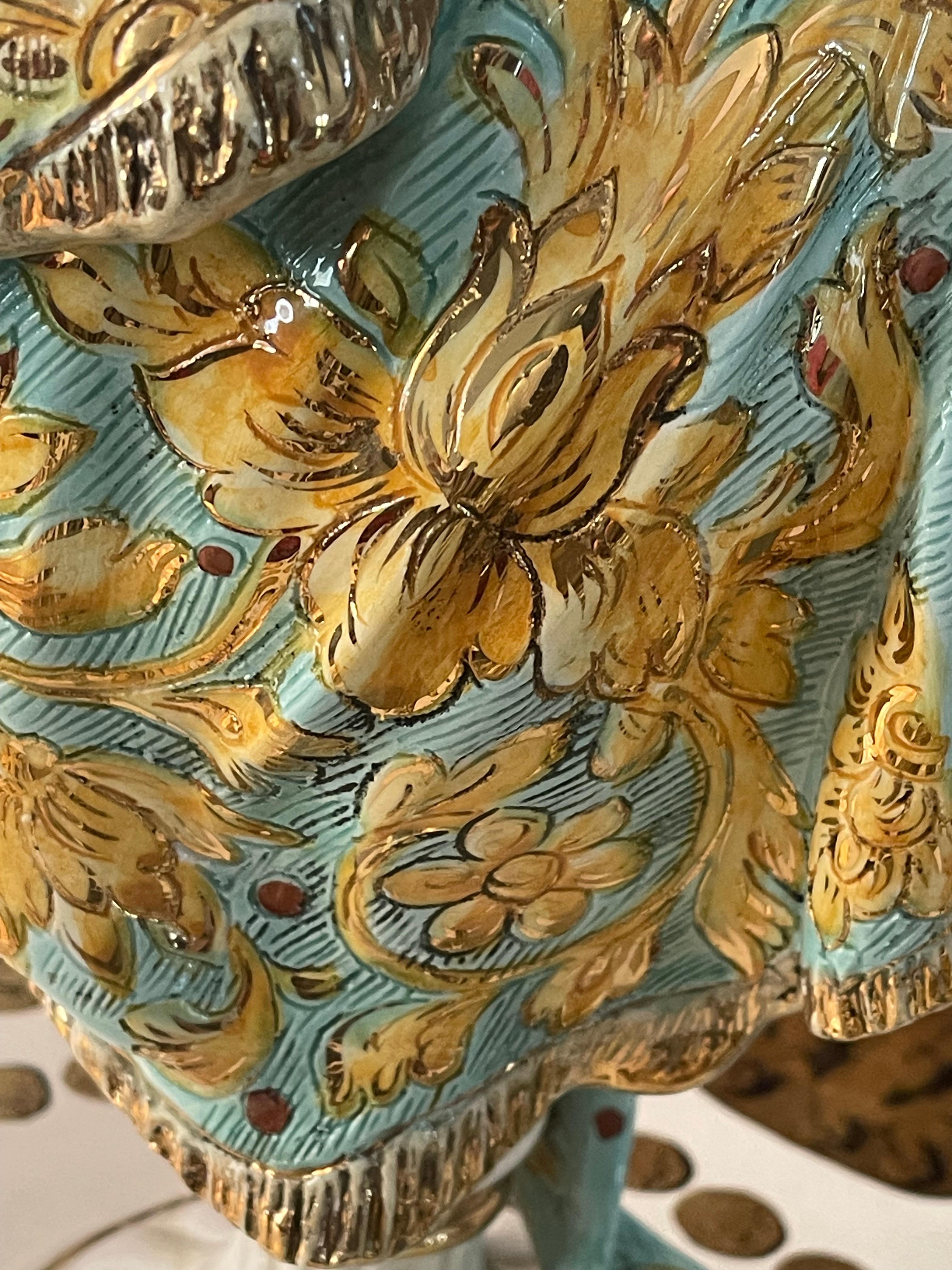 Vaso italiano di Capodimonte con chetubini e leoni In condizioni buone in vendita a Boca Raton, FL