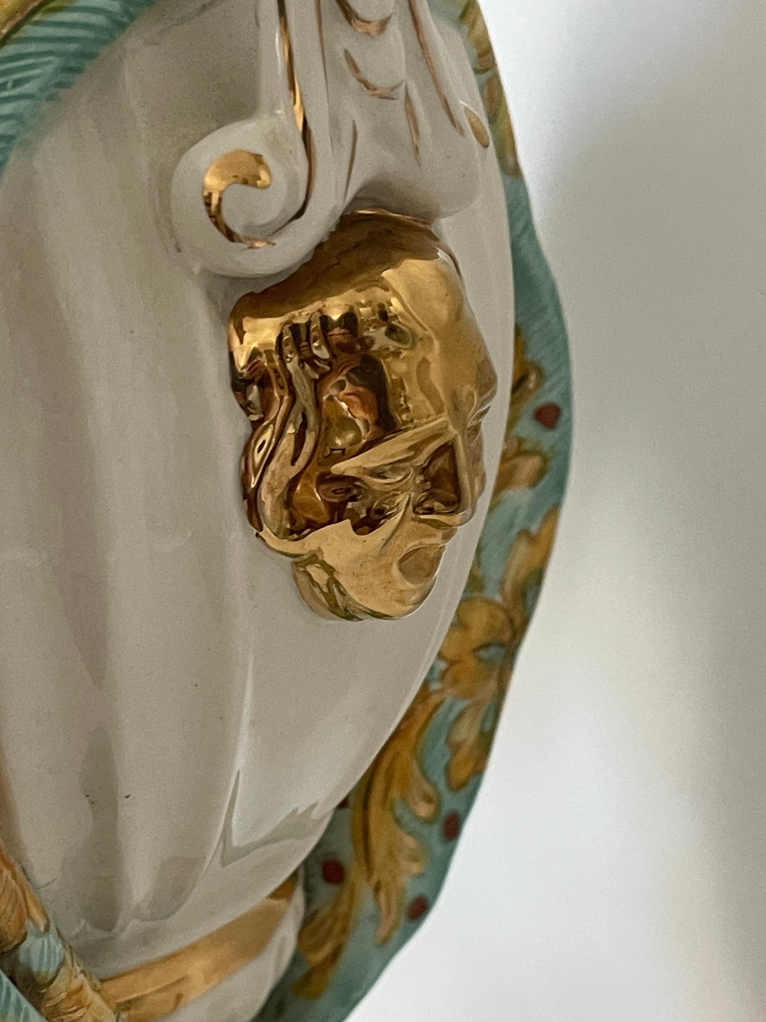 Metà XX secolo Vaso italiano di Capodimonte con chetubini e leoni in vendita