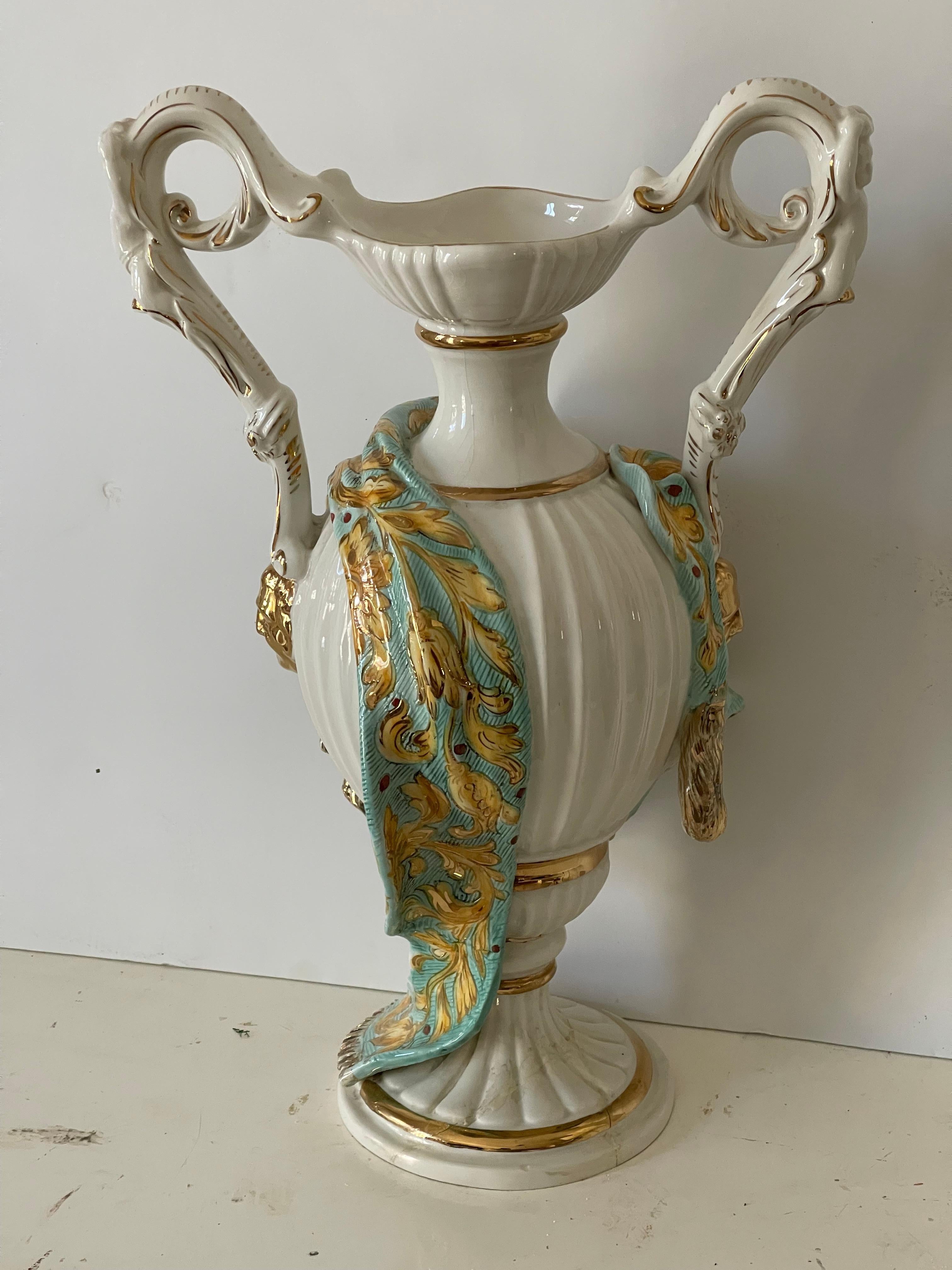 Ceramica Vaso italiano di Capodimonte con chetubini e leoni in vendita