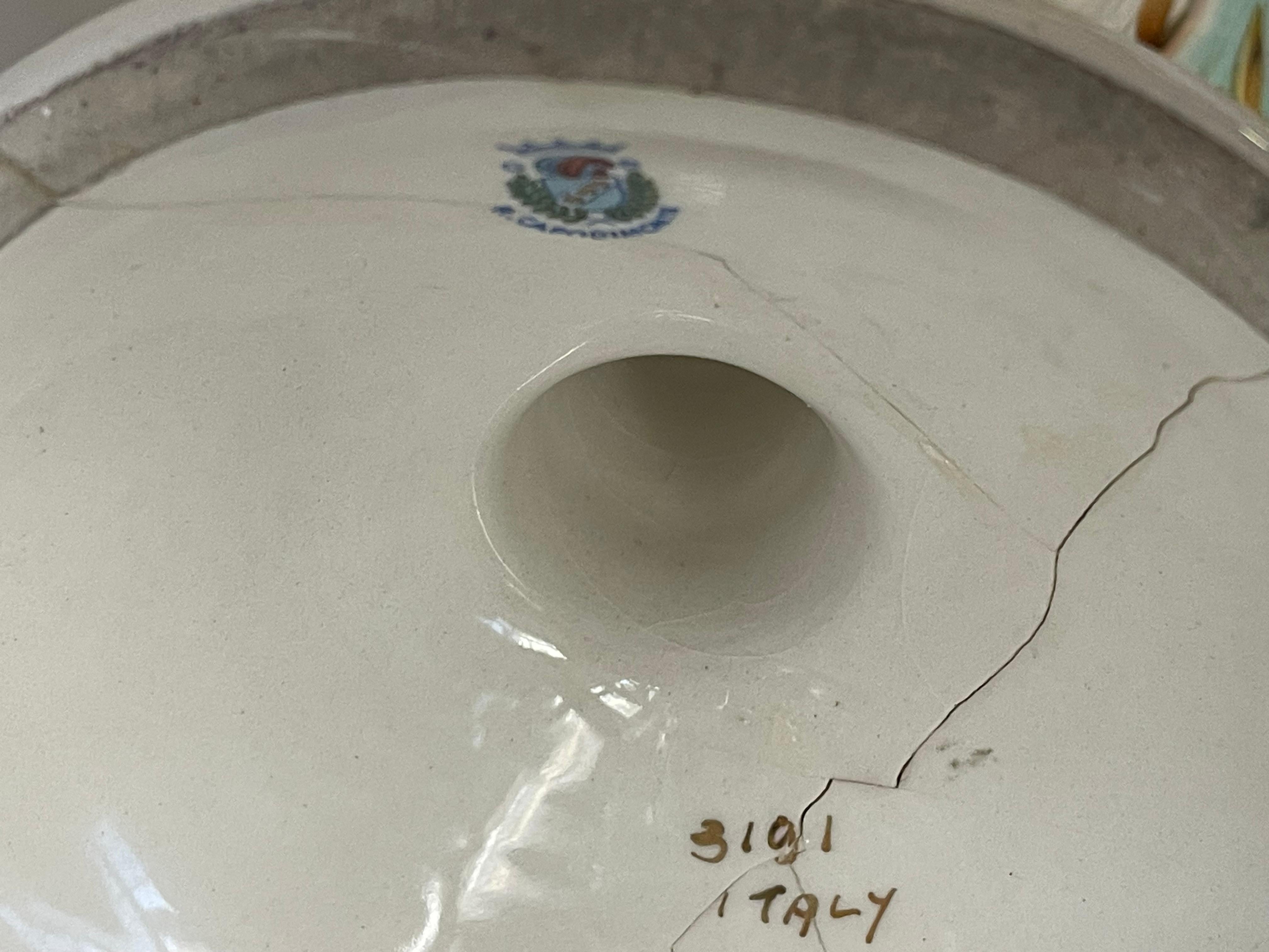 Vaso italiano di Capodimonte con chetubini e leoni in vendita 2