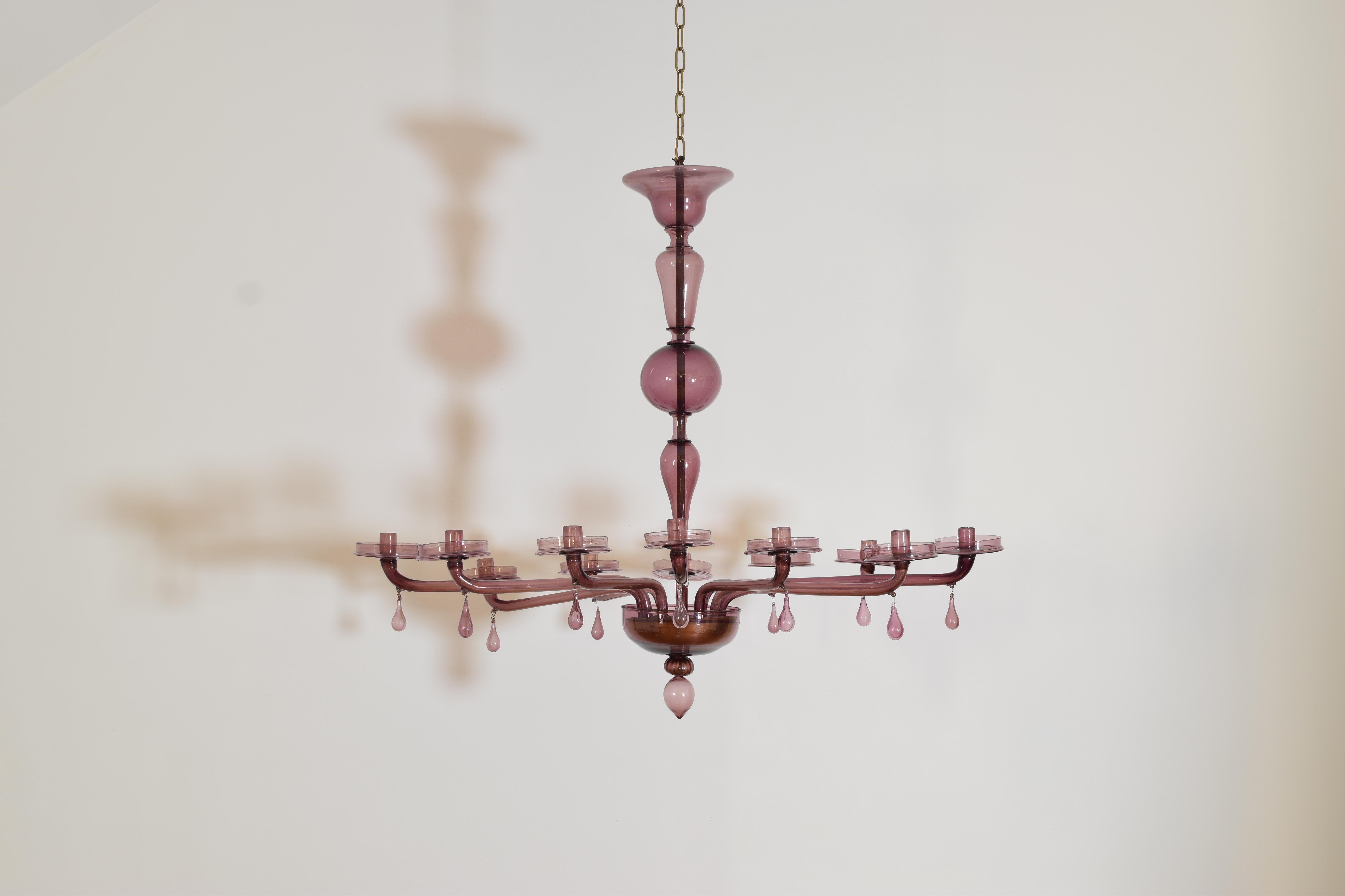 Vidrio soplado a mano en un refinado tono ciruela ahumado.  una rica mezcla de marrón violáceo profundo que cambia sutilmente entre malva, amatista y castaño según el ángulo y la iluminación. 

M.V.M. Cappelin, Murano 

