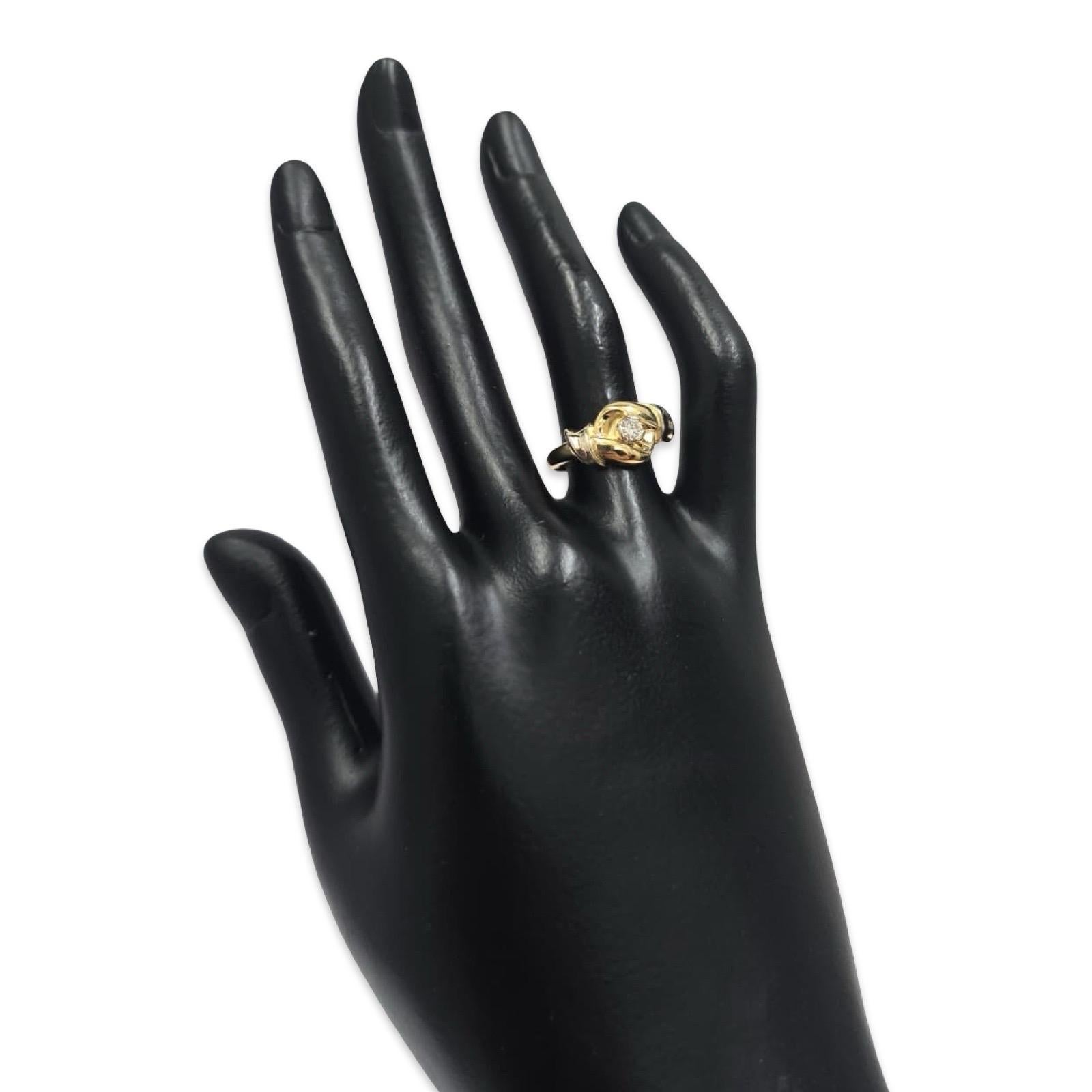 Un sorprendente anello bicolore firmato Carmelo, realizzato in oro giallo e bianco 18 carati con un design scultoreo a nodi centrato da un brillante rotondo da 0,12 carati. L'intreccio dei toni dell'oro crea un contrasto dinamico che mette in