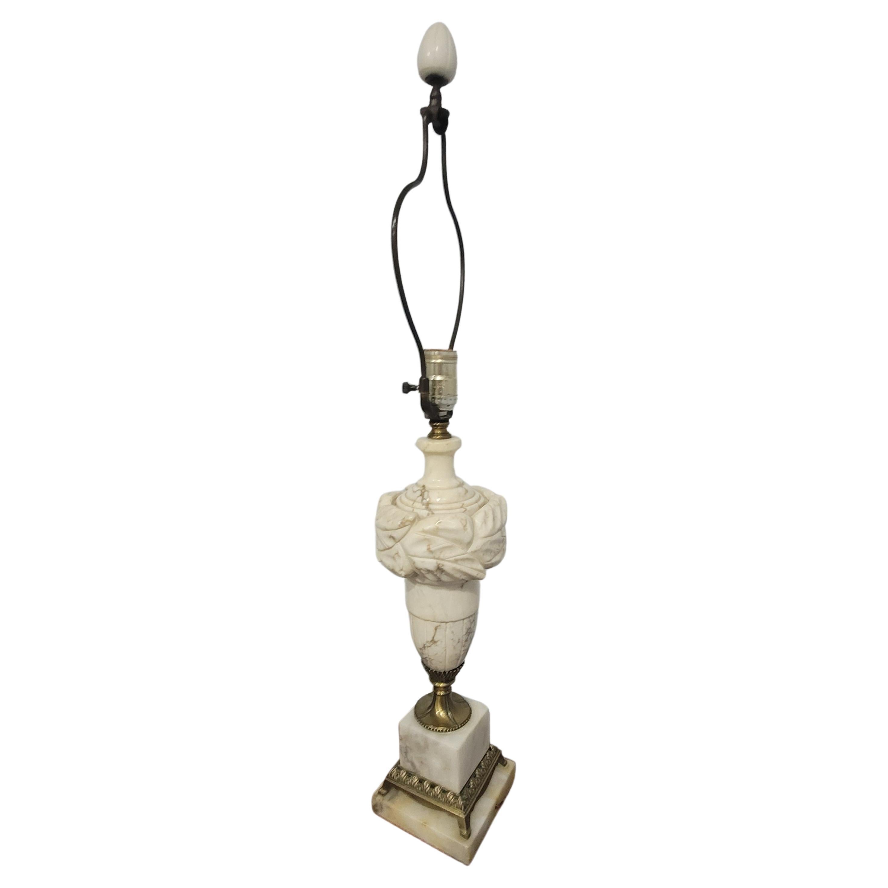 Lampe italienne des années 1960 en marbre carrara albâtre et laiton avec harpe et fleuron d'origine. 
Mesure 5 de large x 5 de profondeur x 30 de haut jusqu'au sommet de l'embout.
20 