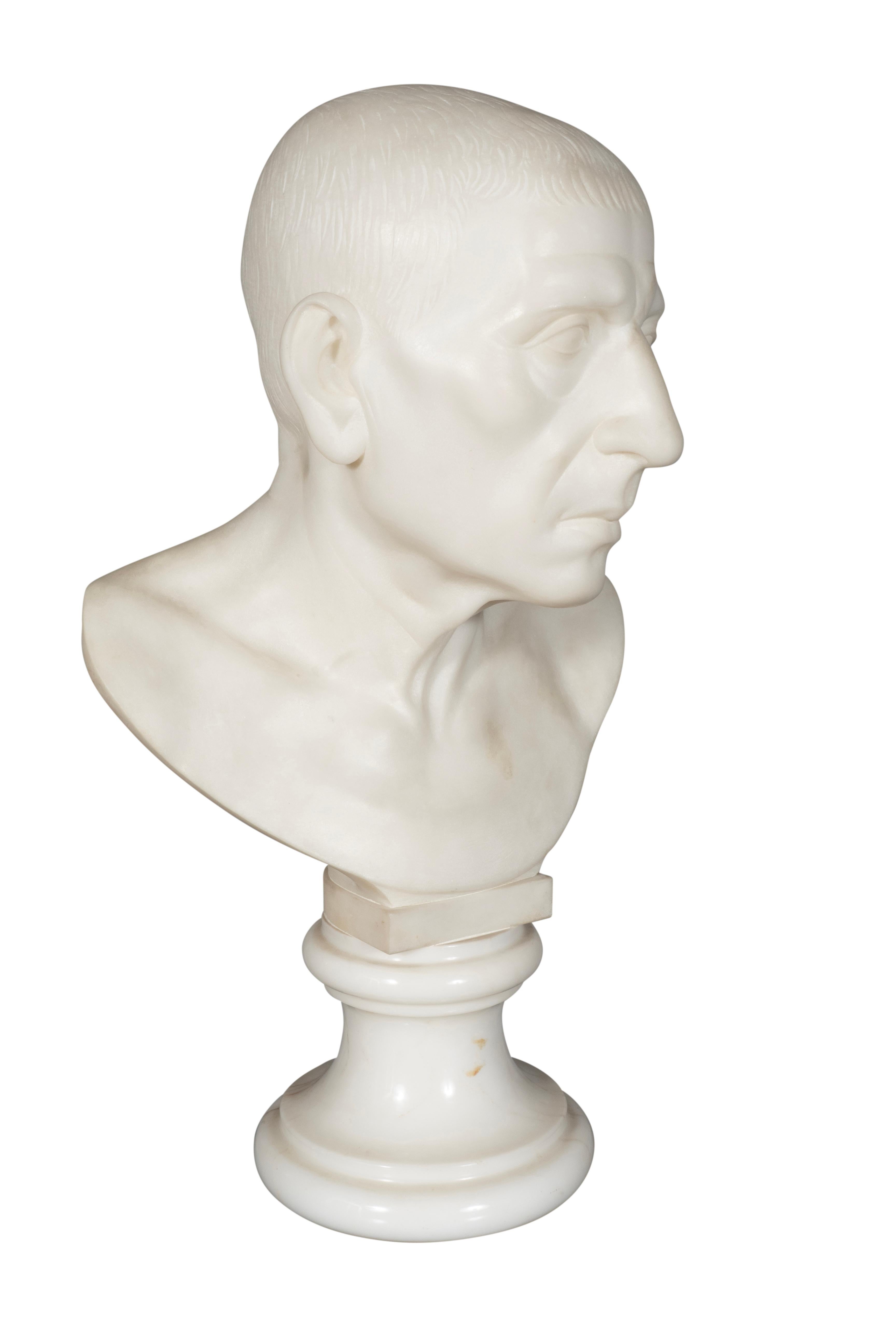 Busto ben scolpito di un patrizio romano. Una copia del XIX secolo di un'antica immagine romana. Base del Socle.