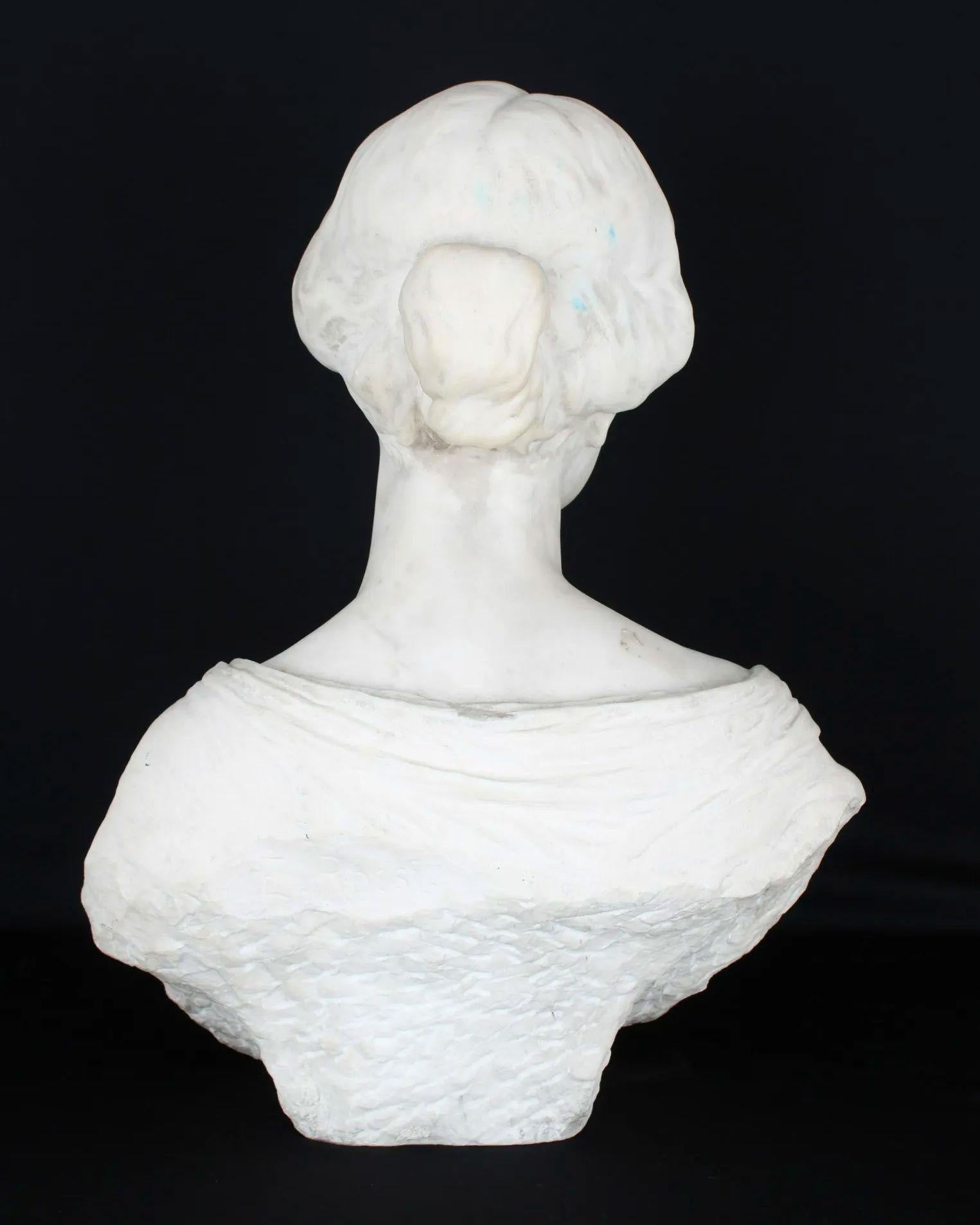 Italienische Büste einer weiblichen Figur aus Carrara-Marmor von Eduardo Rossi (Neoklassisch) im Angebot