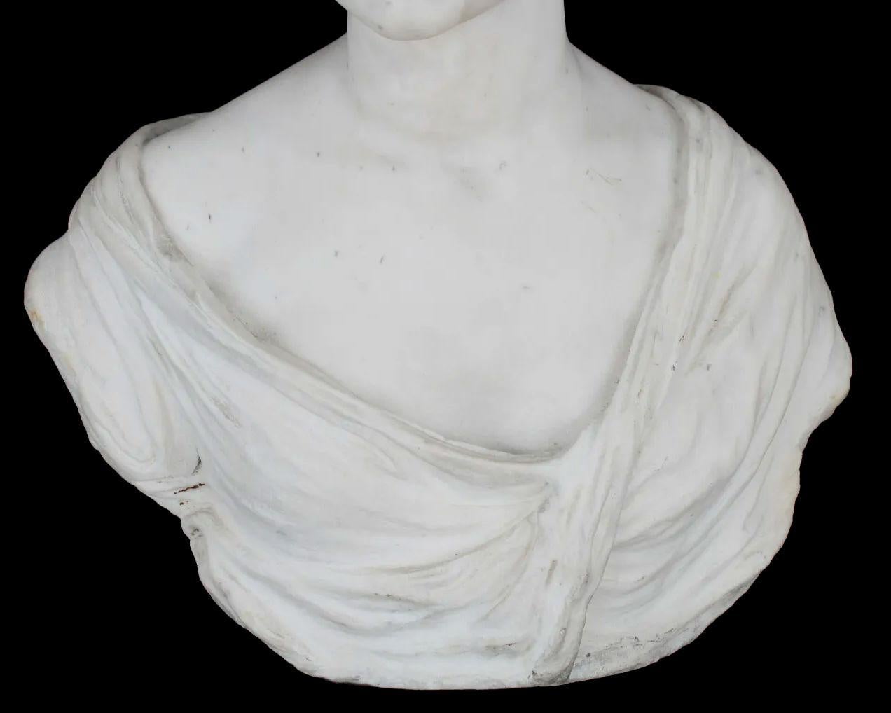 20ième siècle Buste féminin italien en marbre de Carrare par Eduardo Rossi en vente