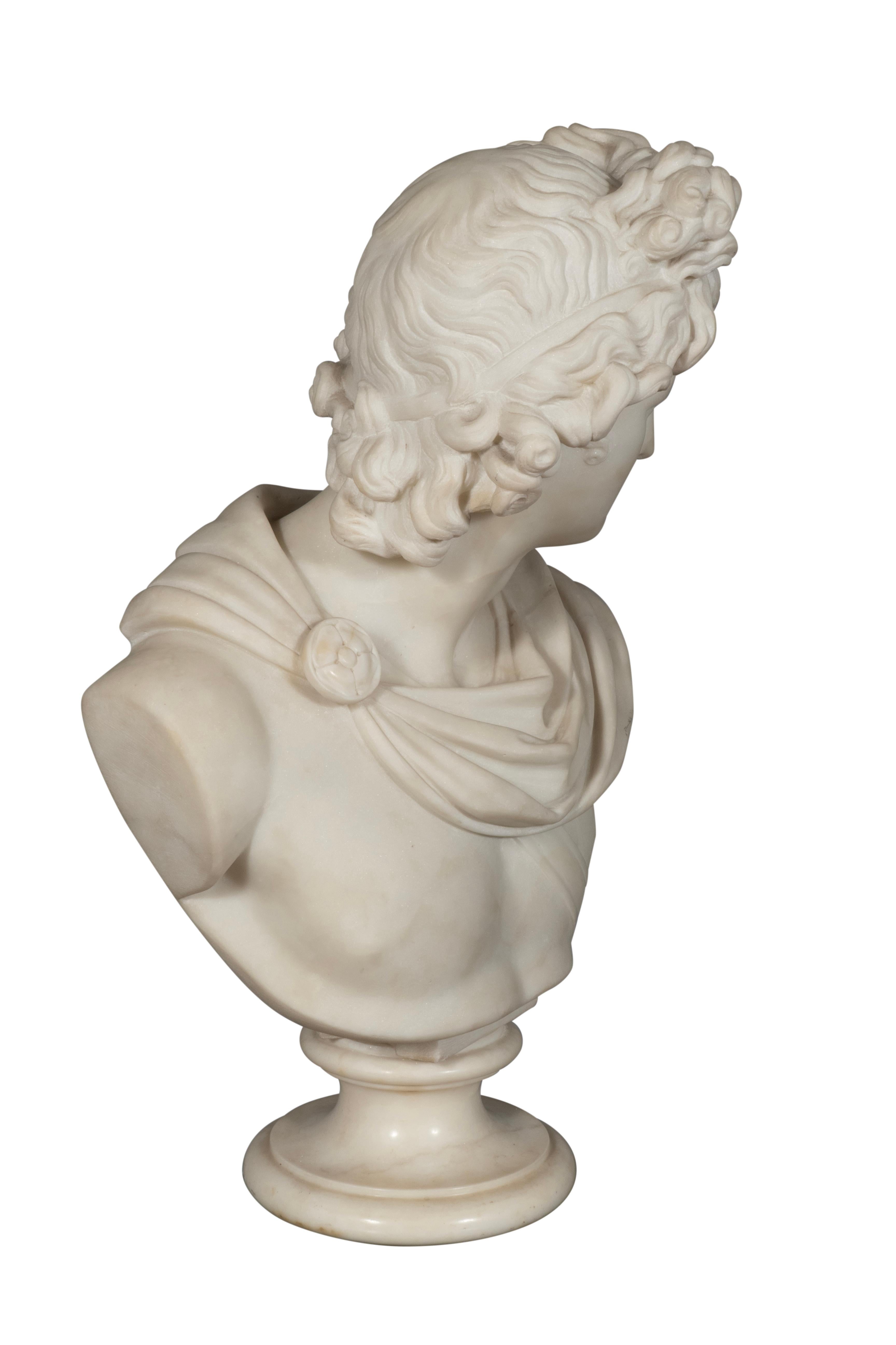 Busto bien tallado. Con base de zócalo redonda. Célebre escultura de la Antigüedad clásica.