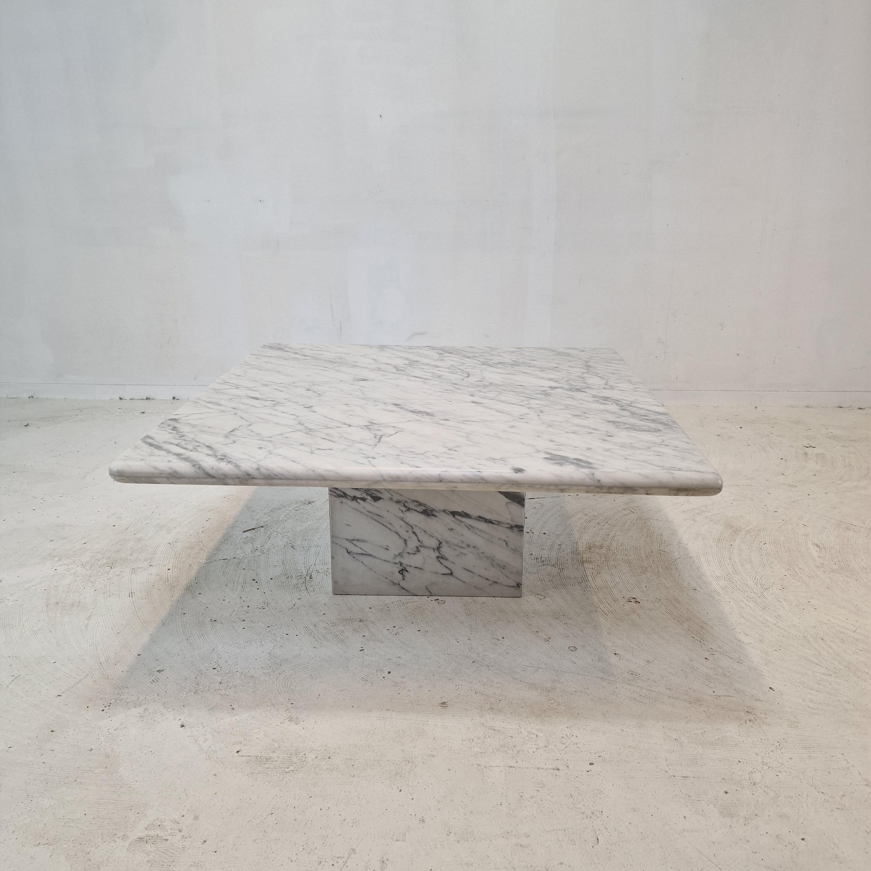 Very nice Italian coffee table, fabricated in the 1980s.

It is handcrafted out of very beautiful Carrara marble.
The fabulous marble features a very nice pattern of different colors. 

It has the normal traces of use, see the pictures. 

It is