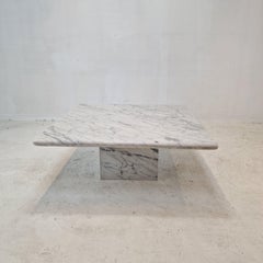 Table basse italienne en marbre de Carrare, années 1980