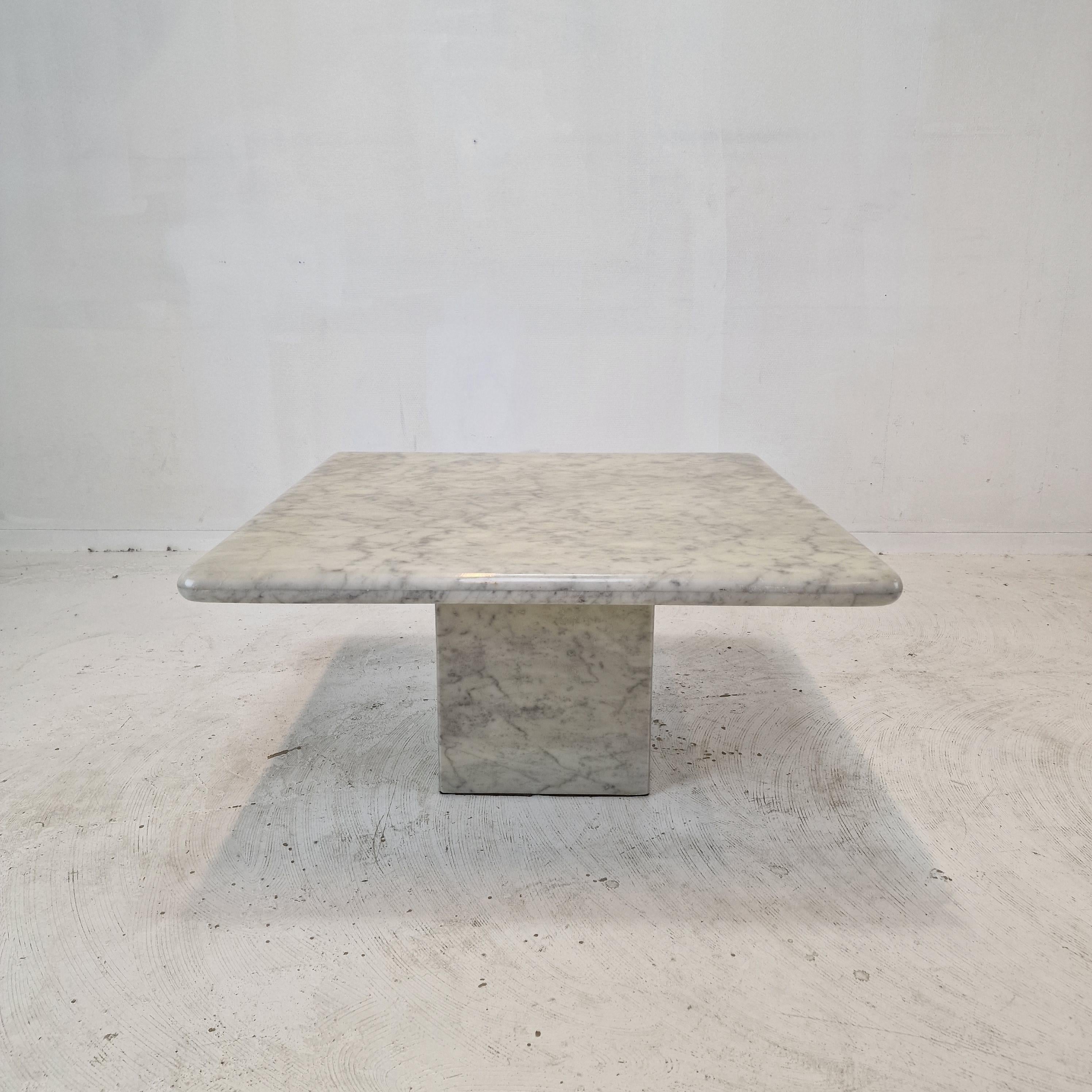 Very nice Italian coffee table, fabricated in the 1980s.

It is handcrafted out of very beautiful Carrara marble.
The fabulous marble features a very nice pattern of different colors. 

It has the normal traces of use, see the pictures. 

We work