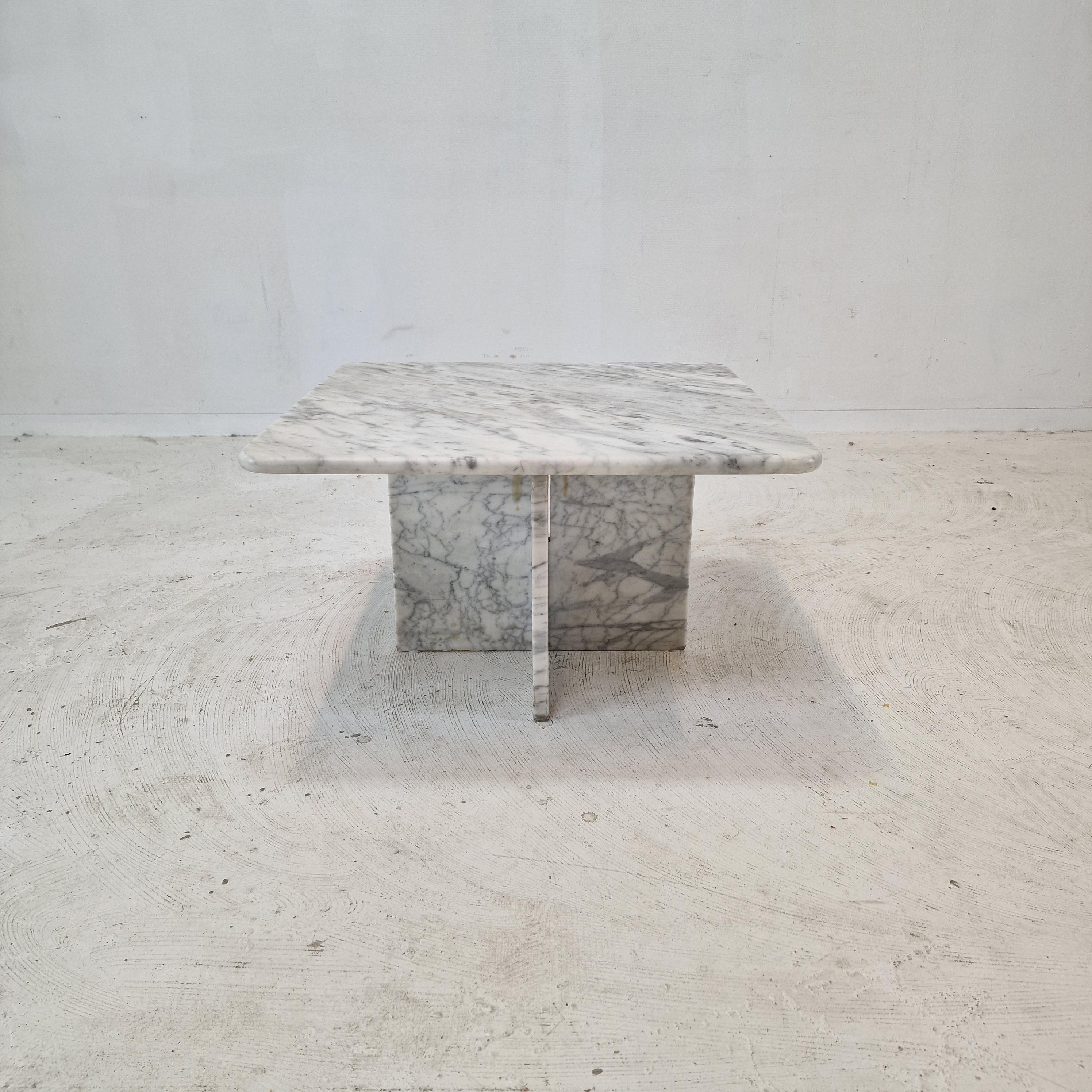 Very nice Italian coffee table, fabricated in the 1980s.

It is handcrafted out of very beautiful Carrara marble.
The fabulous marble features a very nice pattern of different colors. 

It has the normal traces of use, scratches on the plate (see