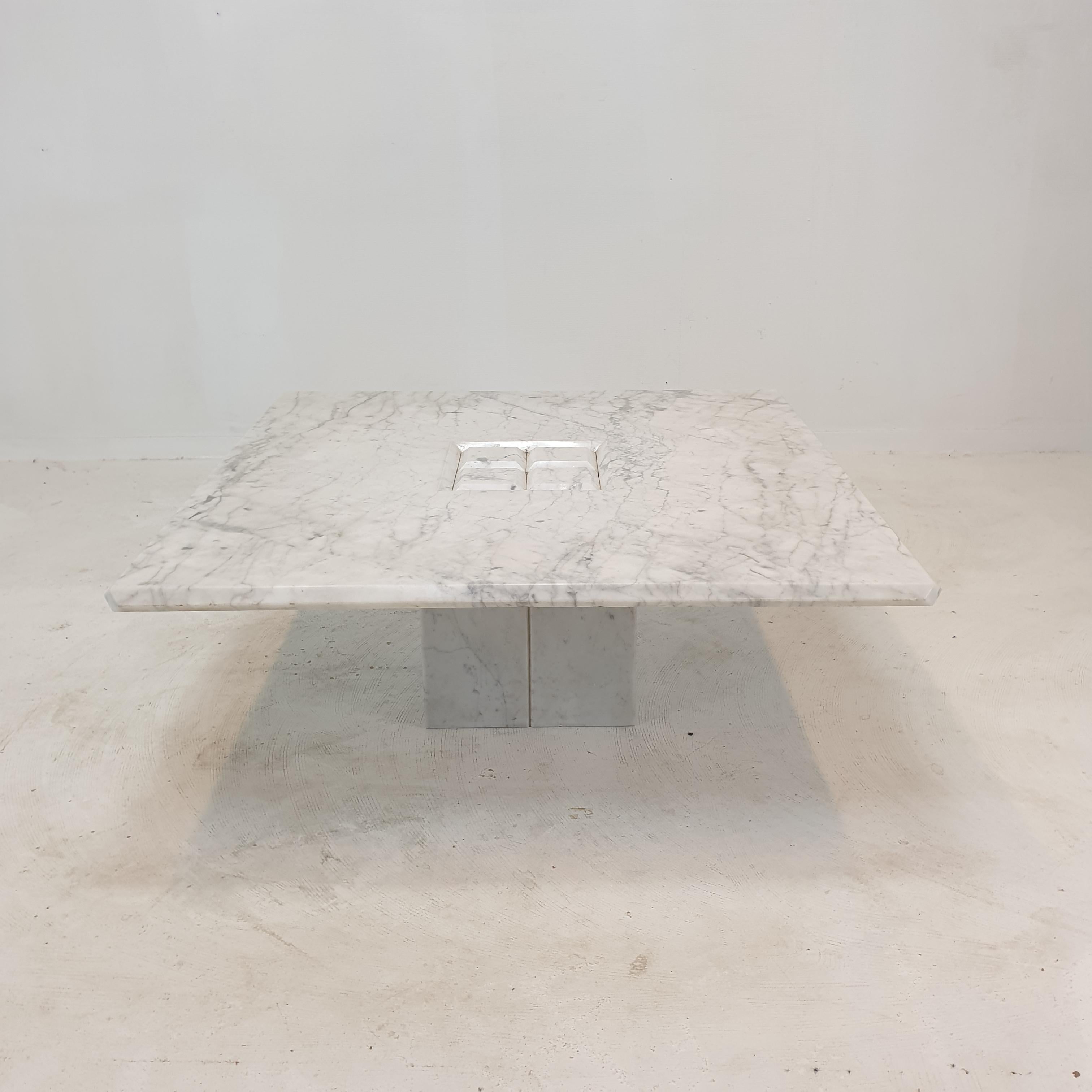 Extraordinary Carrara marble coffee table, fabricated in Italy in the 1990's.
The beautiful square plate and foot are made of solid marble.

The fabulous marble features a beautiful pattern of different colors.

It is in good condition, with