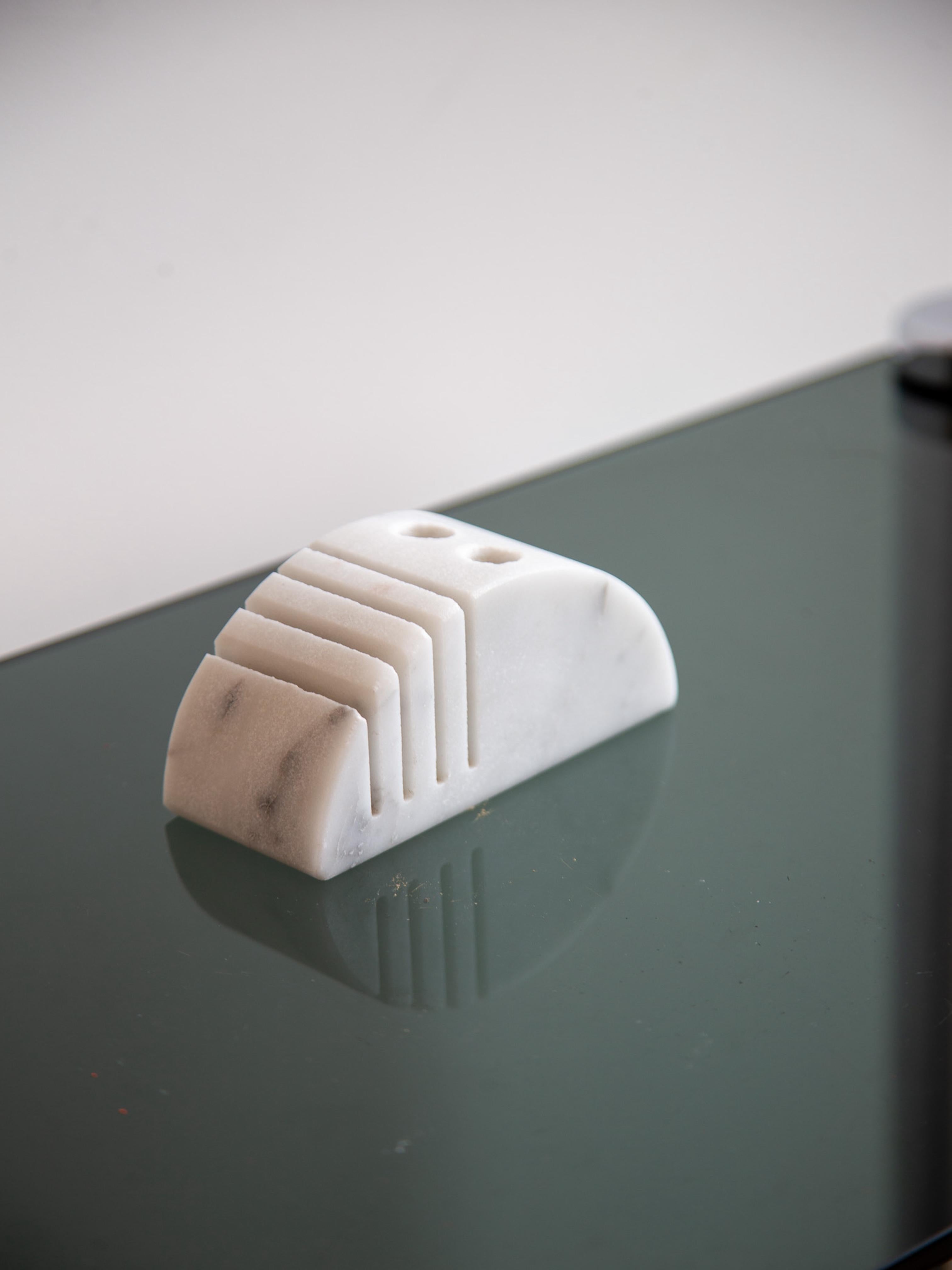 Ein skulpturales und multifunktionales Schreibtisch-Accessoire, das in den 1970er Jahren in Italien aus massivem weißen Carrara-Marmor mit kontrastierenden Travertin-Details gefertigt wurde. Dieses kompakte und doch auffällige Stück dient als