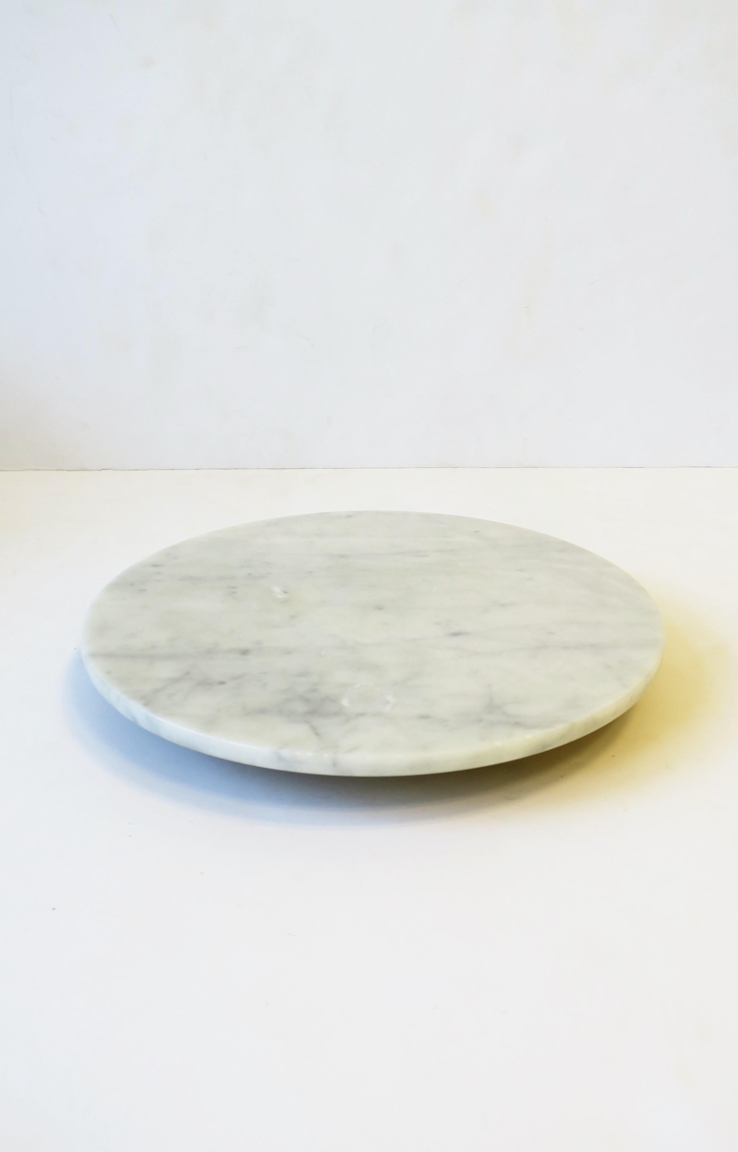 A vintage Italian modern, Postmodern or Minimalist style white and grey (Carrara) marble Lazy-Susan, circa mid-late 20th century, Italy. A great piece for a kitchen, entertaining, or other area. Piece turns 360 degrees with ease. Marble is .38