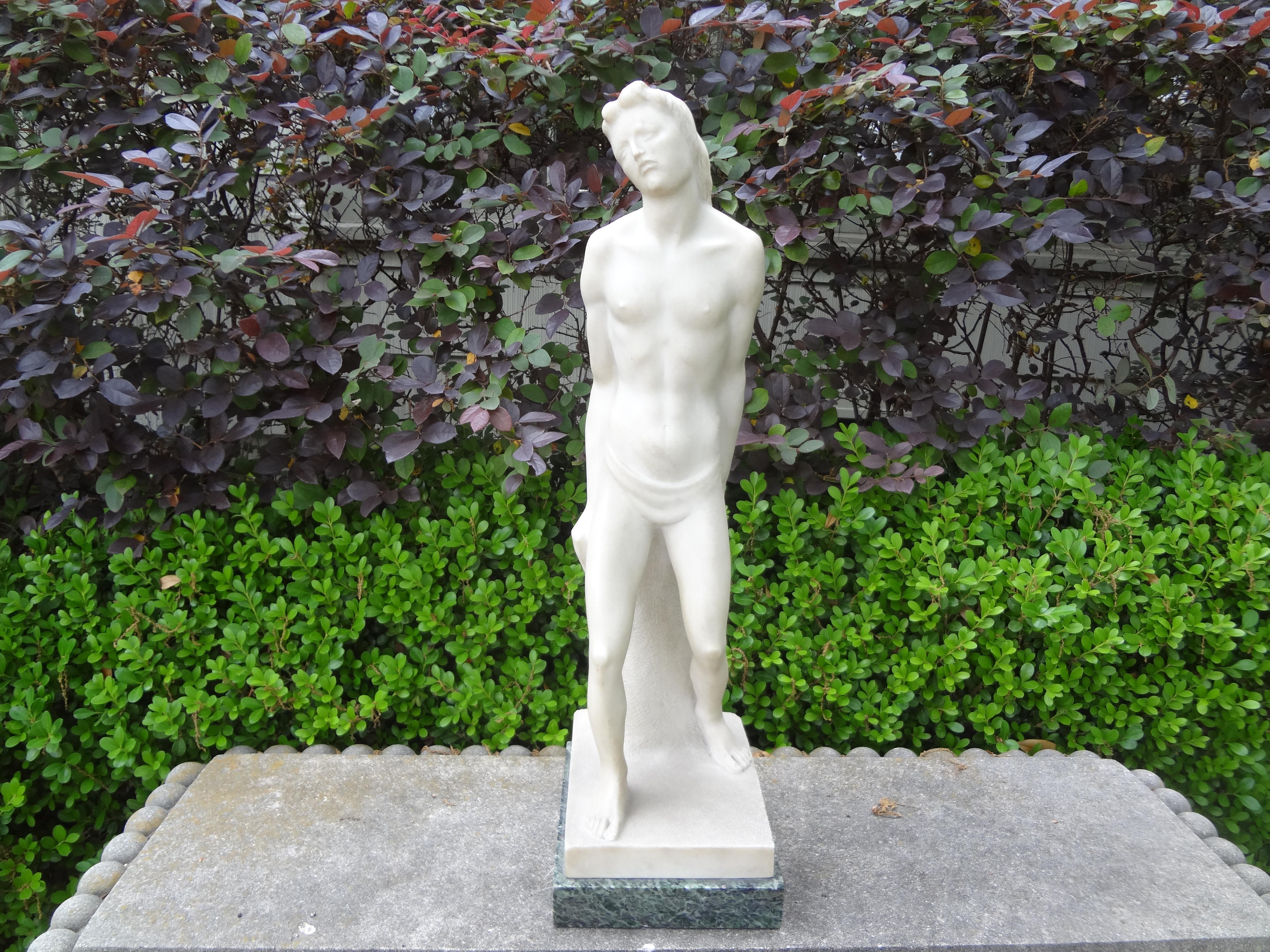 Scultura italiana in marmo di Carrara firmata Comana.
Questa scultura in marmo italiano di Carrara, splendidamente eseguita, è montata su un basamento in marmo verde.
Splendido!