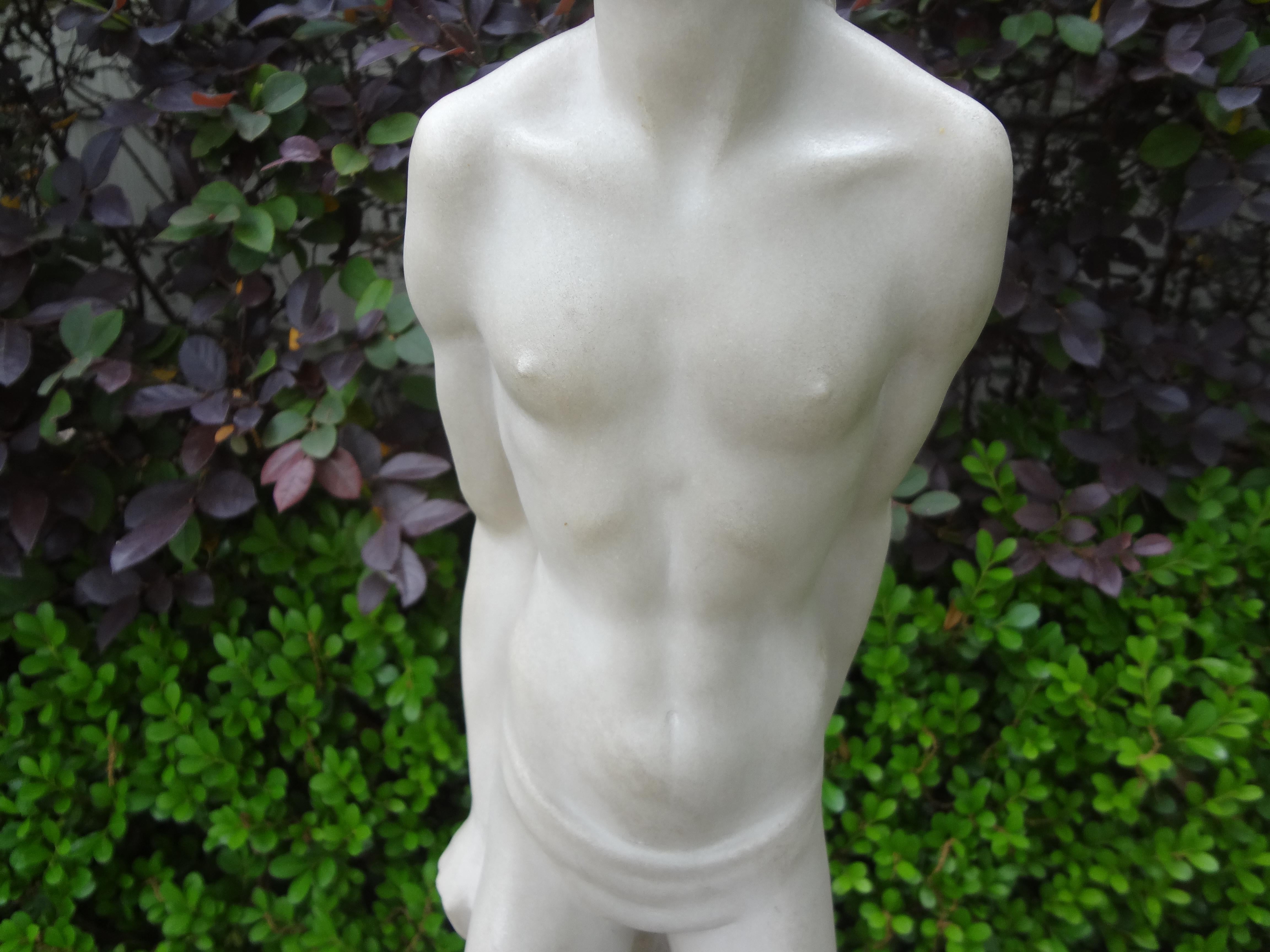 Scultura italiana in marmo di Carrara firmata Comana In condizioni buone in vendita a Houston, TX