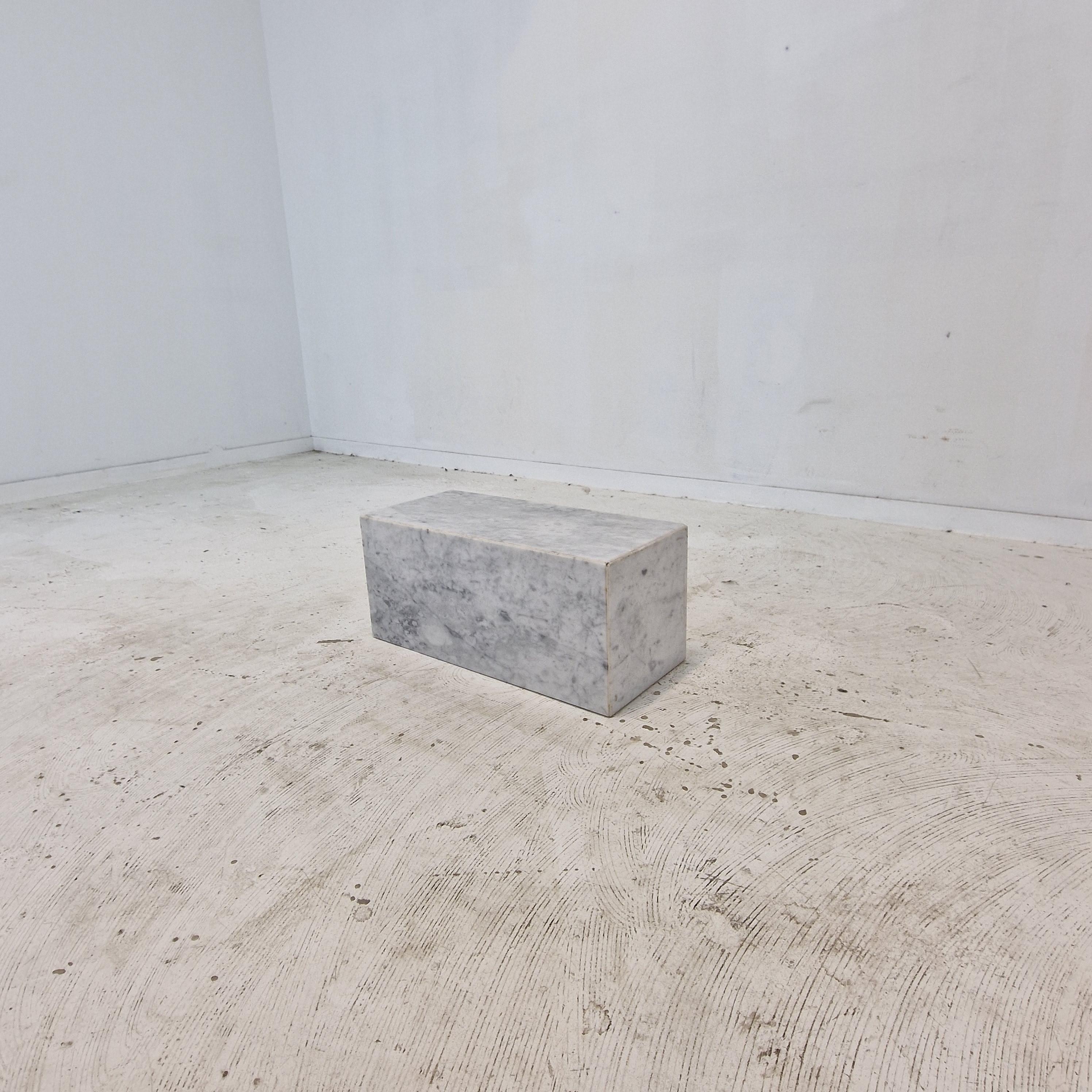 Italienischer Sockel oder Beistelltisch, handgefertigt aus Carrara-Marmor, hergestellt in den 1980er Jahren.
Es kann sowohl innerhalb als auch außerhalb des Hauses verwendet werden.

Sie ist aus schönem Marmor gefertigt.
Bitte beachten Sie die sehr