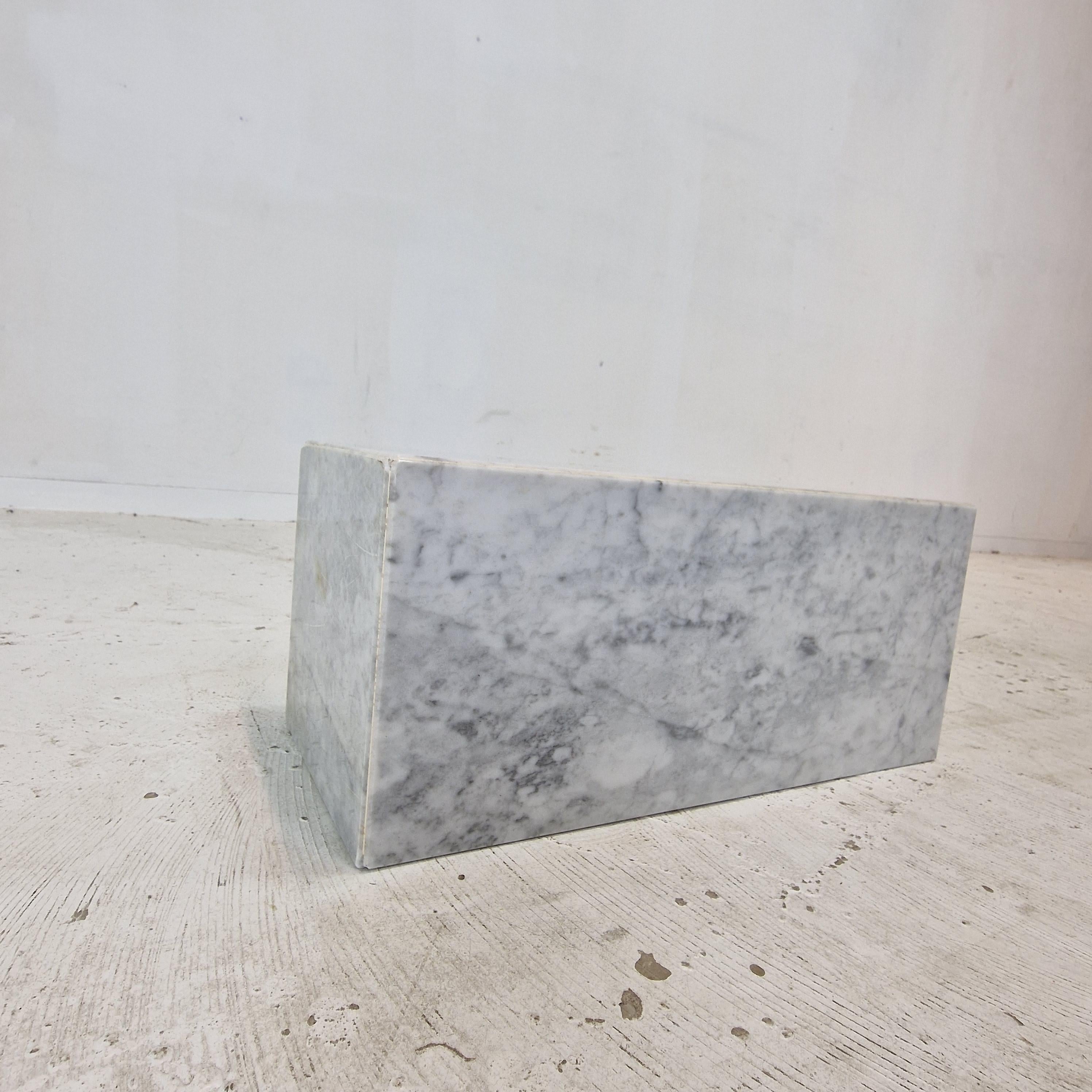 Italienischer Beistelltisch oder Pedestal aus Carrara-Marmor, 1980er Jahre (Moderne der Mitte des Jahrhunderts) im Angebot