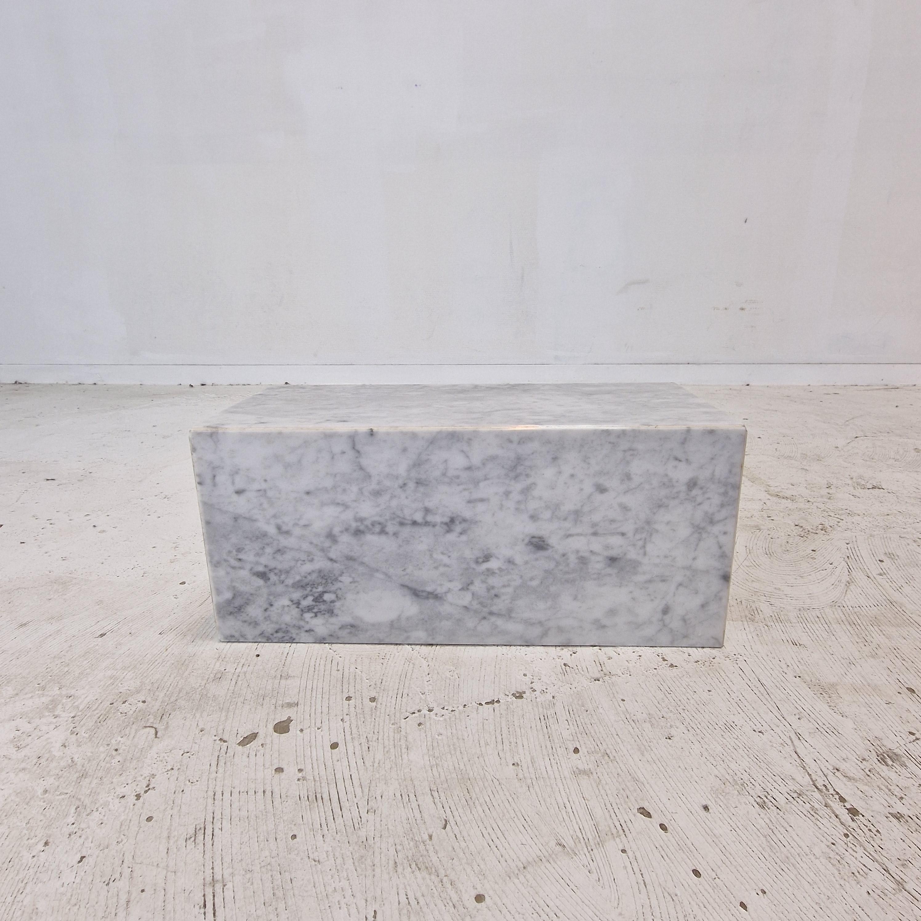 Italienischer Beistelltisch oder Pedestal aus Carrara-Marmor, 1980er Jahre (Handgefertigt) im Angebot