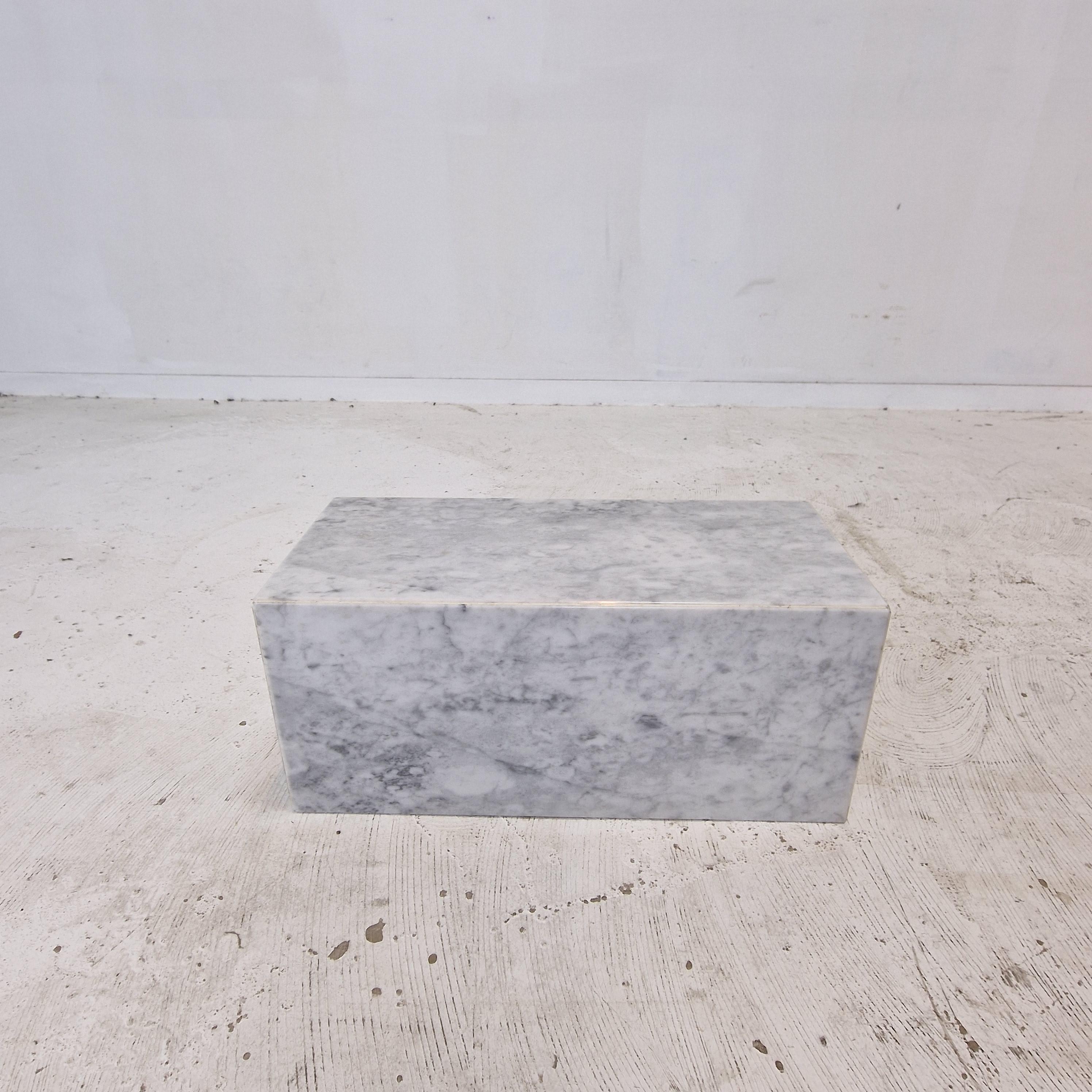 Italienischer Beistelltisch oder Pedestal aus Carrara-Marmor, 1980er Jahre im Zustand „Relativ gut“ im Angebot in Oud Beijerland, NL
