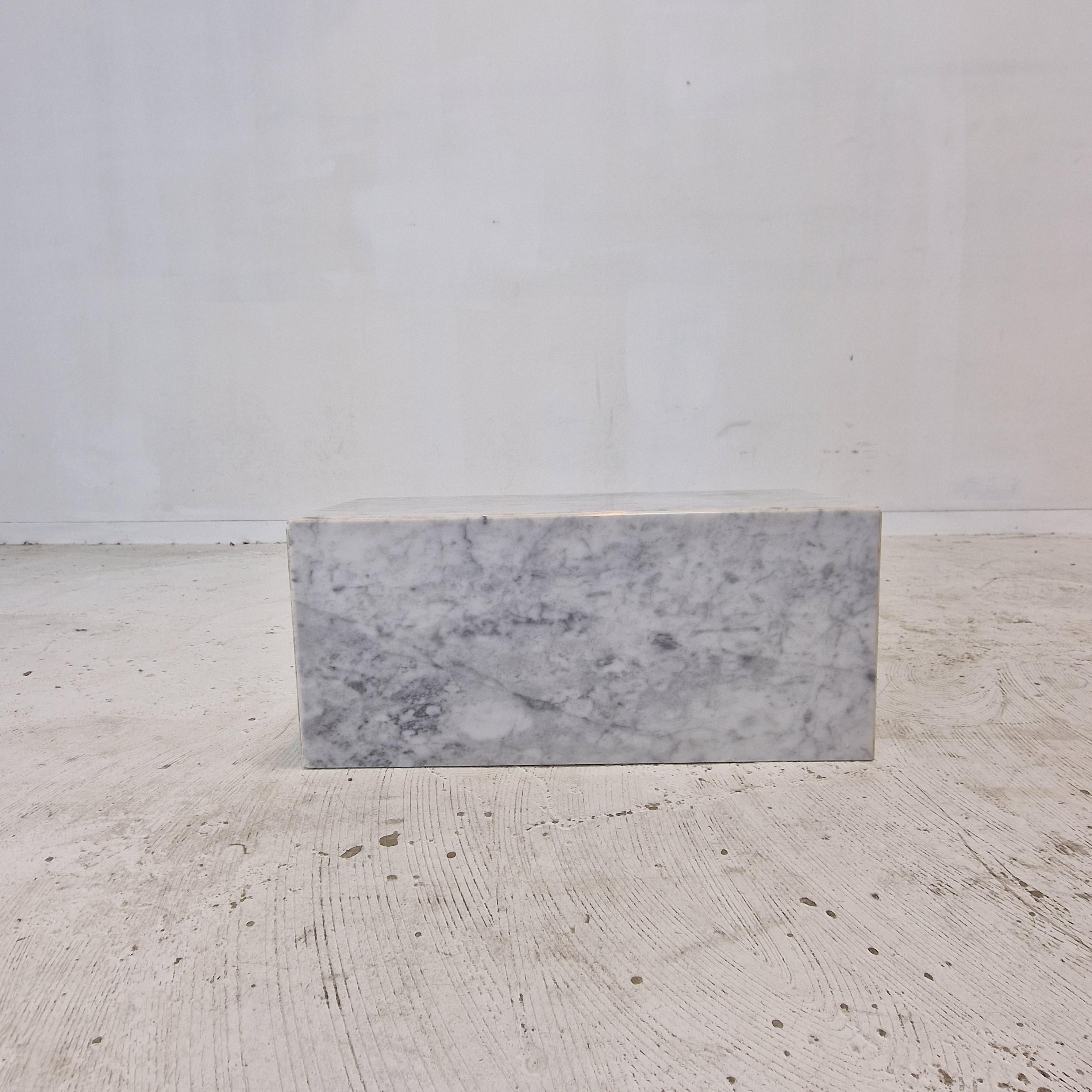 Italienischer Beistelltisch oder Pedestal aus Carrara-Marmor, 1980er Jahre (Ende des 20. Jahrhunderts) im Angebot