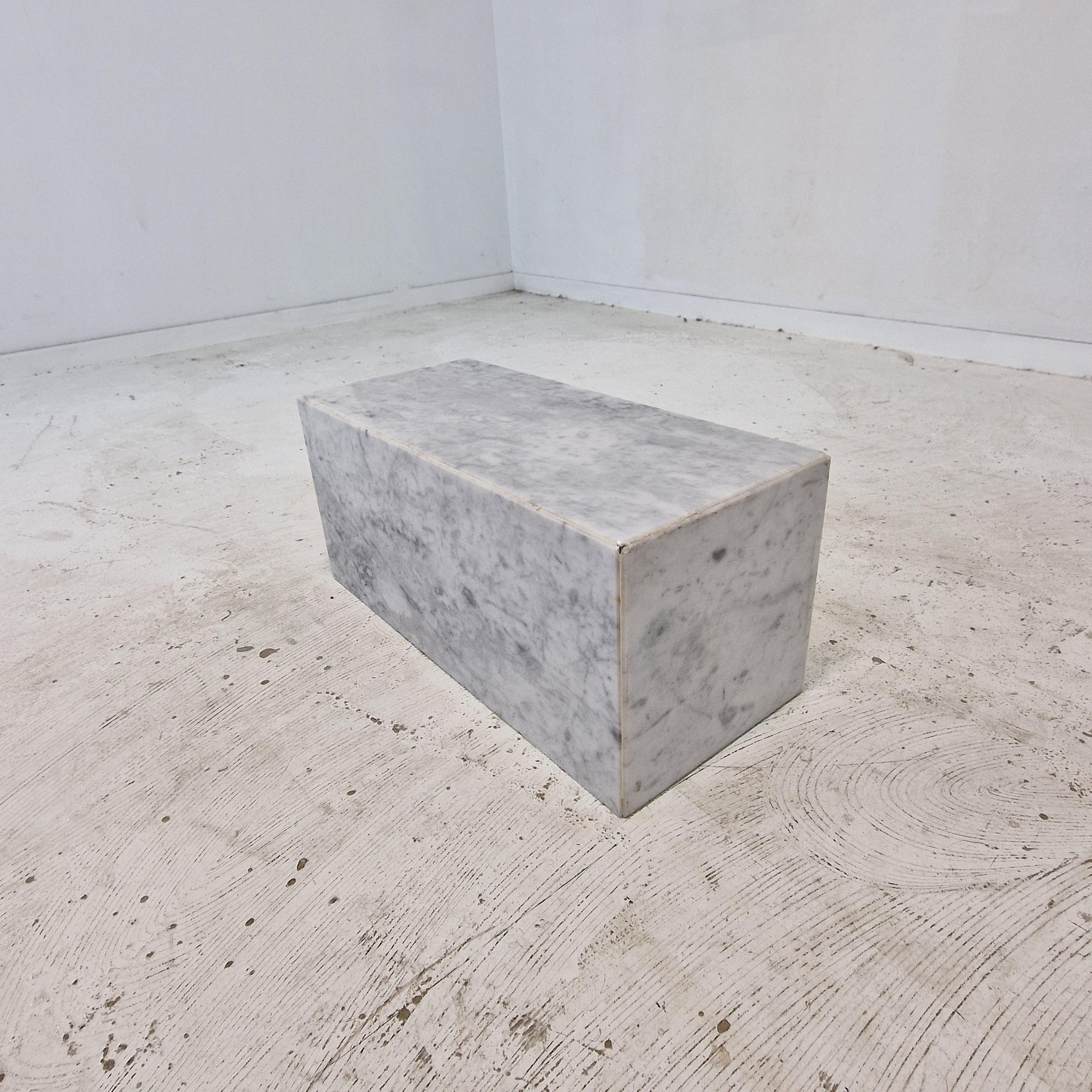 Italienischer Beistelltisch oder Pedestal aus Carrara-Marmor, 1980er Jahre im Angebot 1