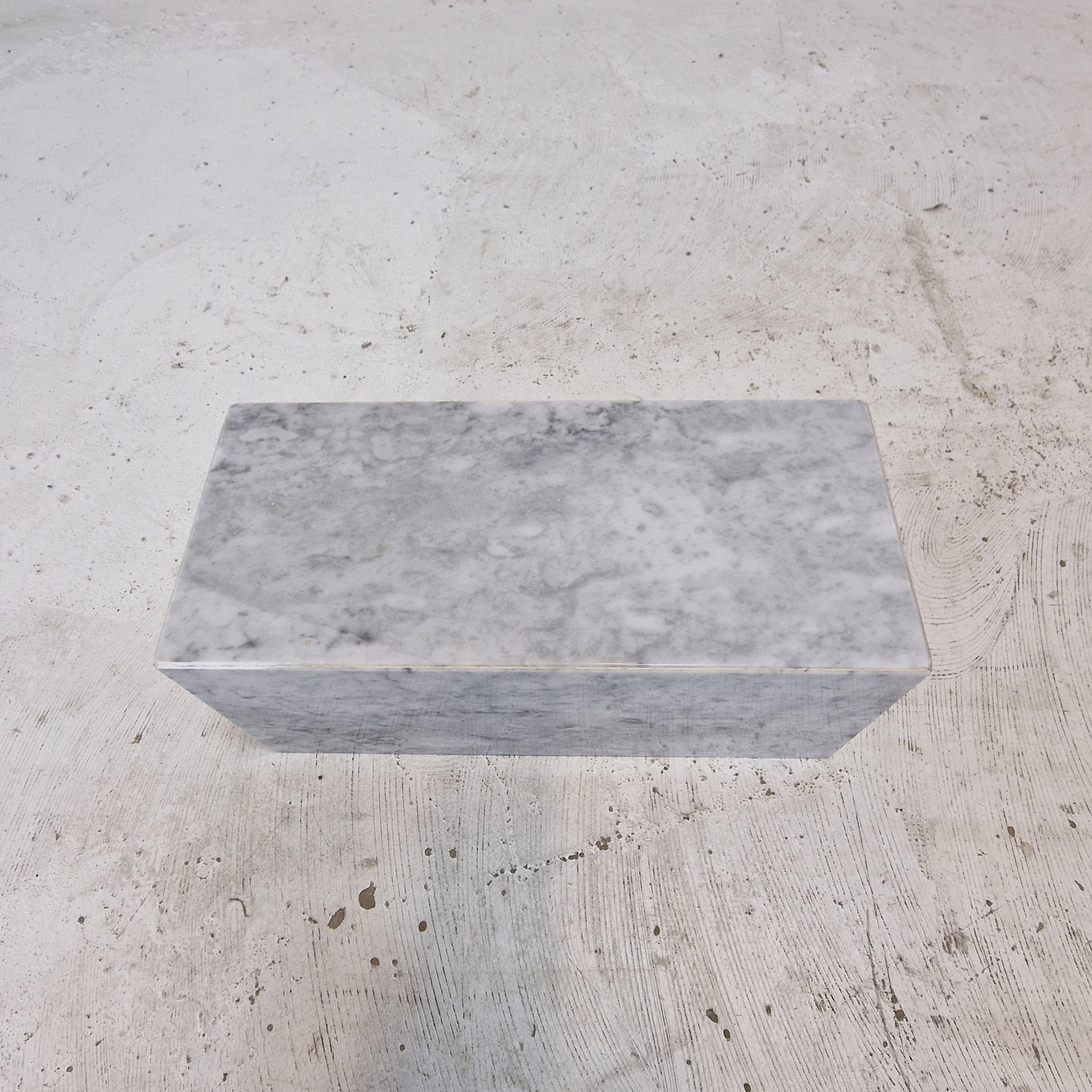 Italienischer Beistelltisch oder Pedestal aus Carrara-Marmor, 1980er Jahre im Angebot 2