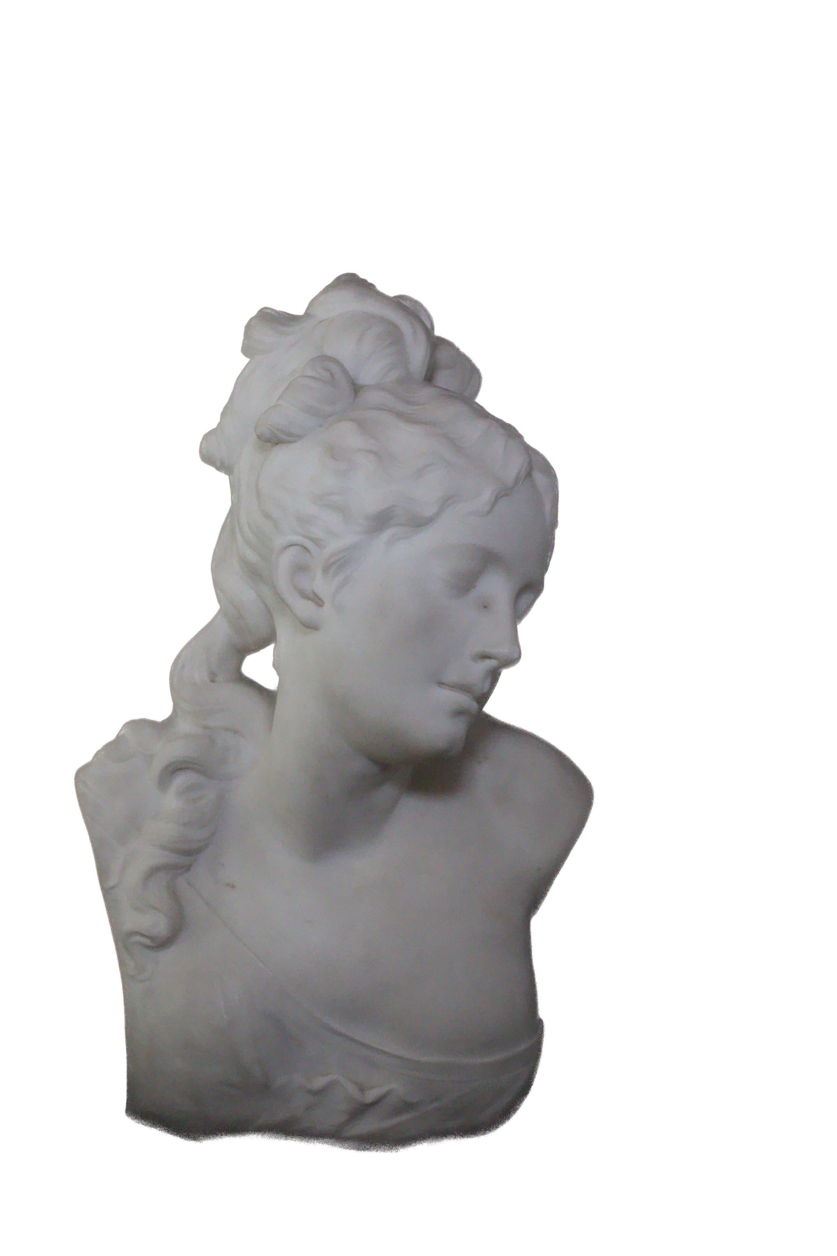 Questo splendido busto di donna, scolpito in pregiato marmo italiano di Carrara, risale al 1880 circa. La scultura cattura la raffinata eleganza e l'attenzione ai dettagli tipica dell'epoca, mettendo in mostra l'abilità dell'artista nel dare vita