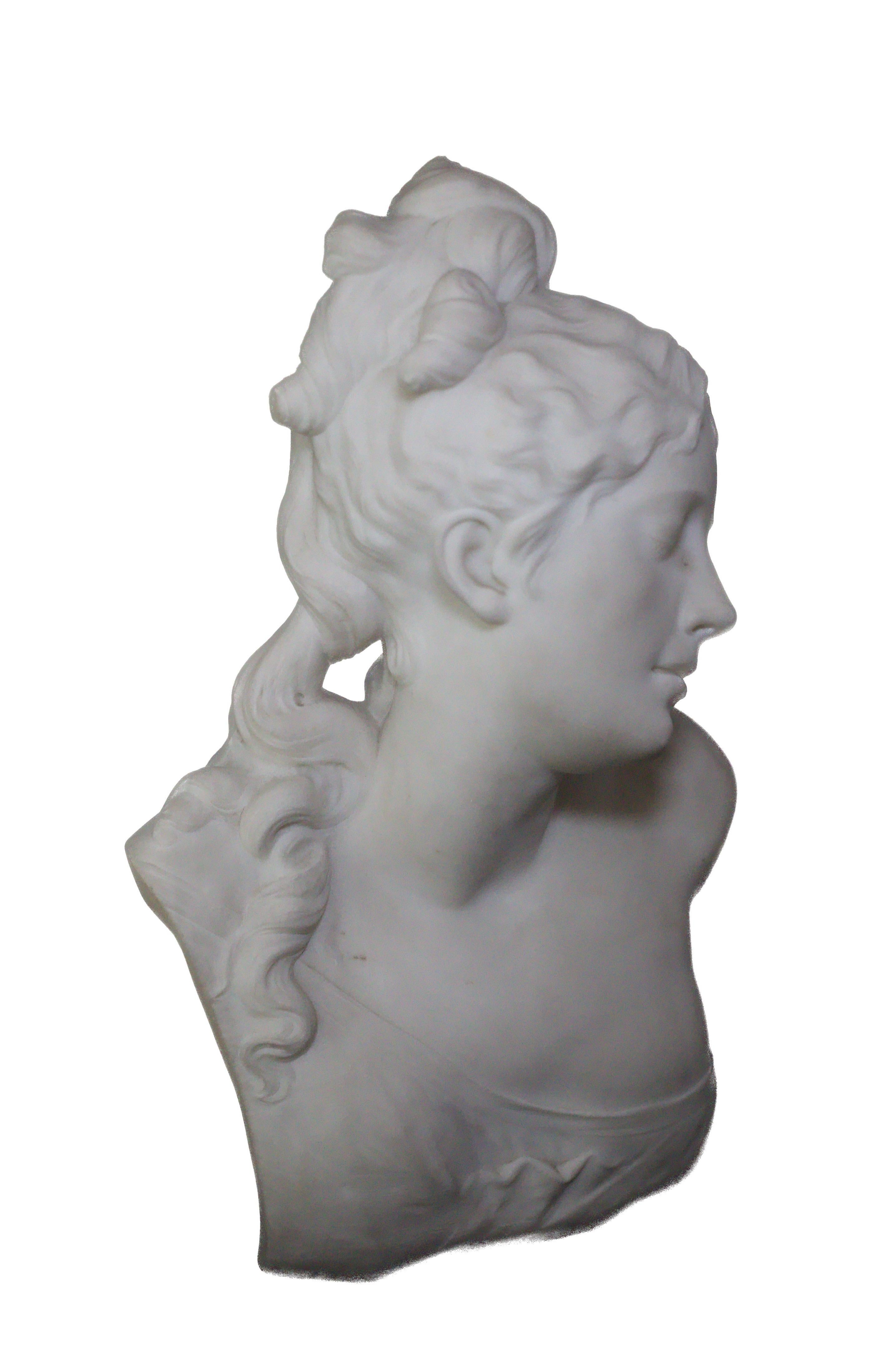 Marmo di Carrara Busto di donna in marmo di Carrara, CIRCA 1880 in vendita