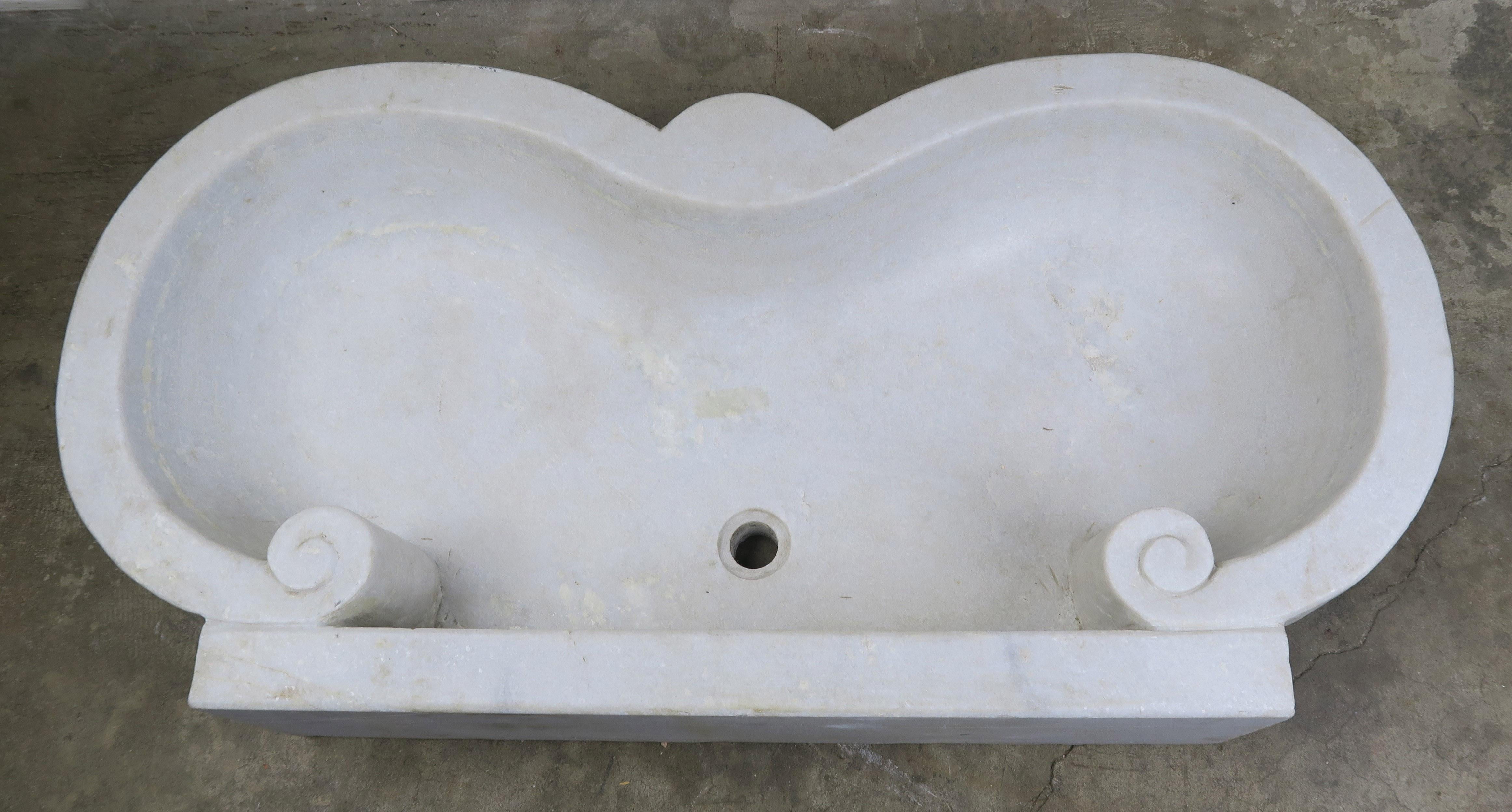 Italian Carrara Marble Scalloped Sink, circa 1900s 7