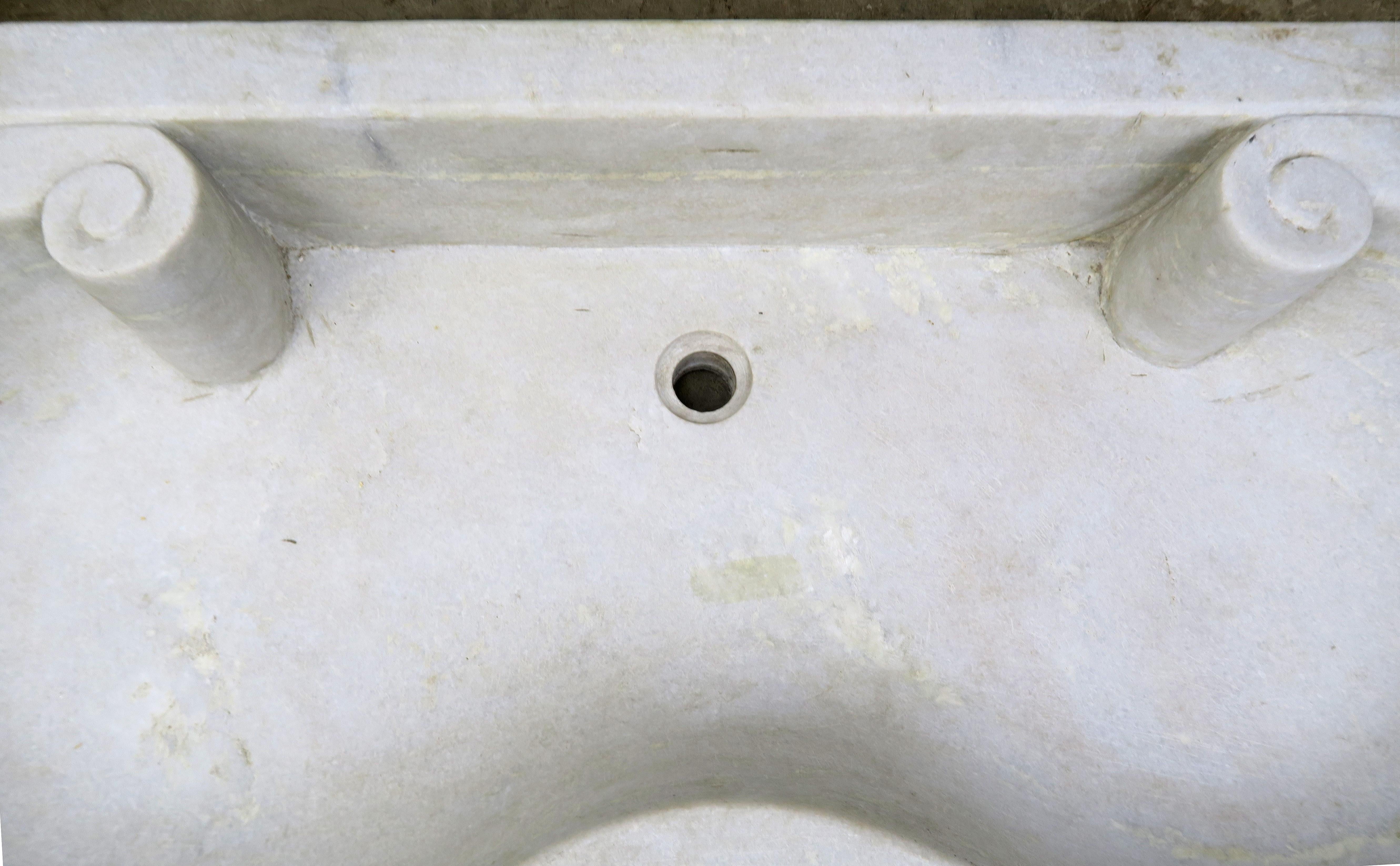 Classical Roman Italian Carrara Marble Scalloped Sink, circa 1900s