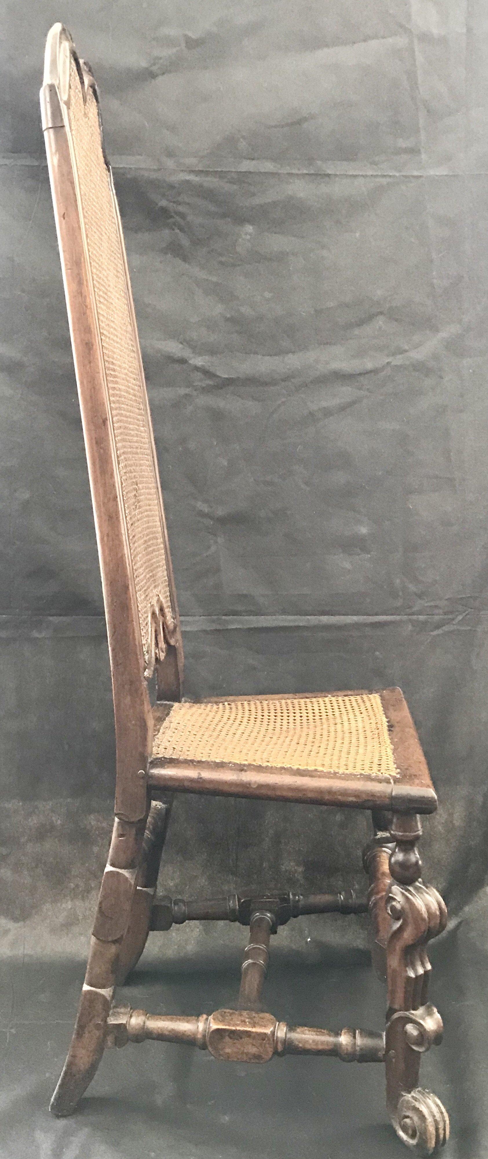 Chaise italienne sculptée du 18ème siècle à haut dossier et à cannage Bon état - En vente à Hopewell, NJ